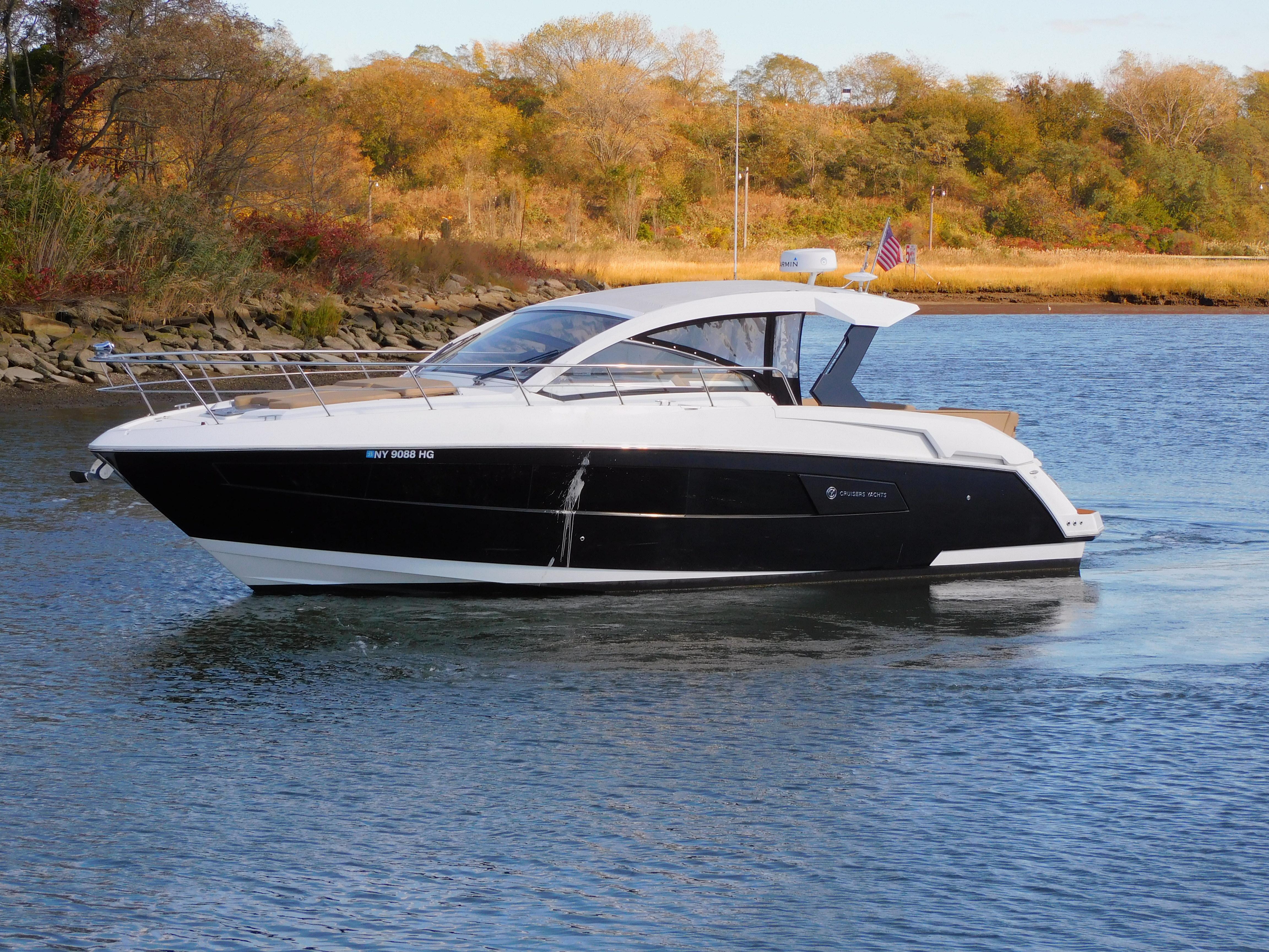 2016 Cruisers Yachts 39 Express Coupe0