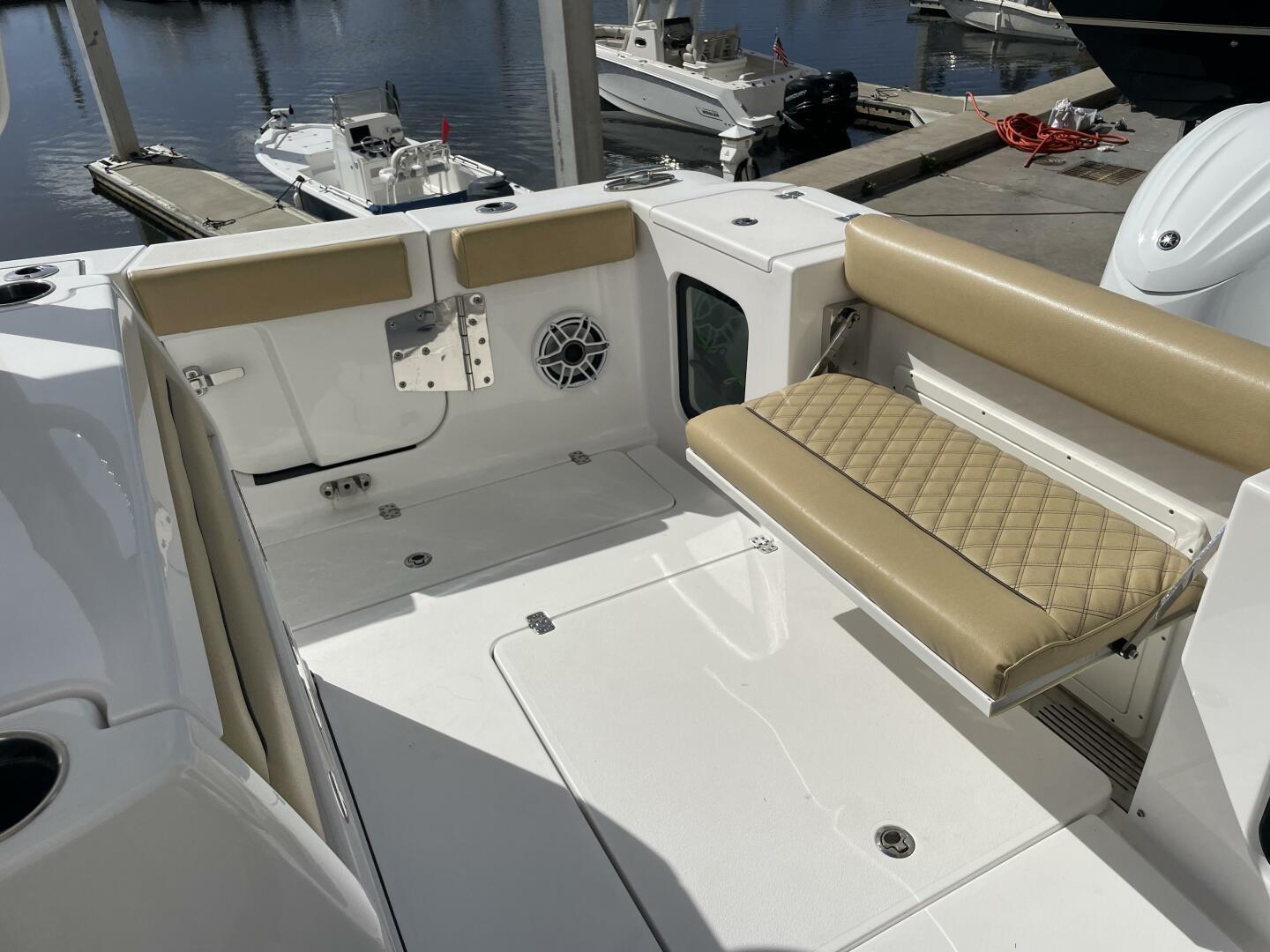 2021 Sportsman 302 OPEN-18
