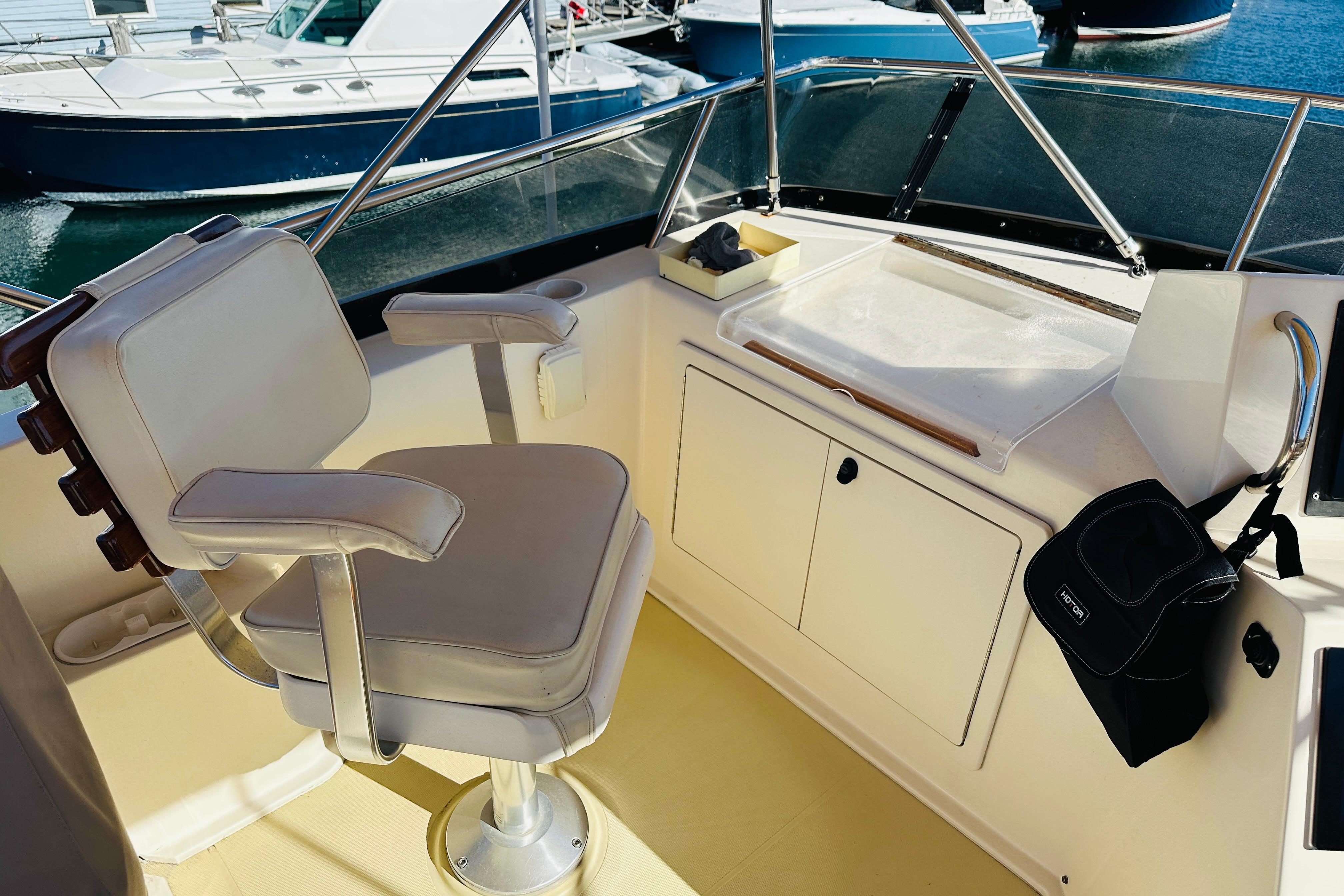 Flybridge of 2006 Sabre 42 Fly Bridge yacht with captainu0027s chair and console.