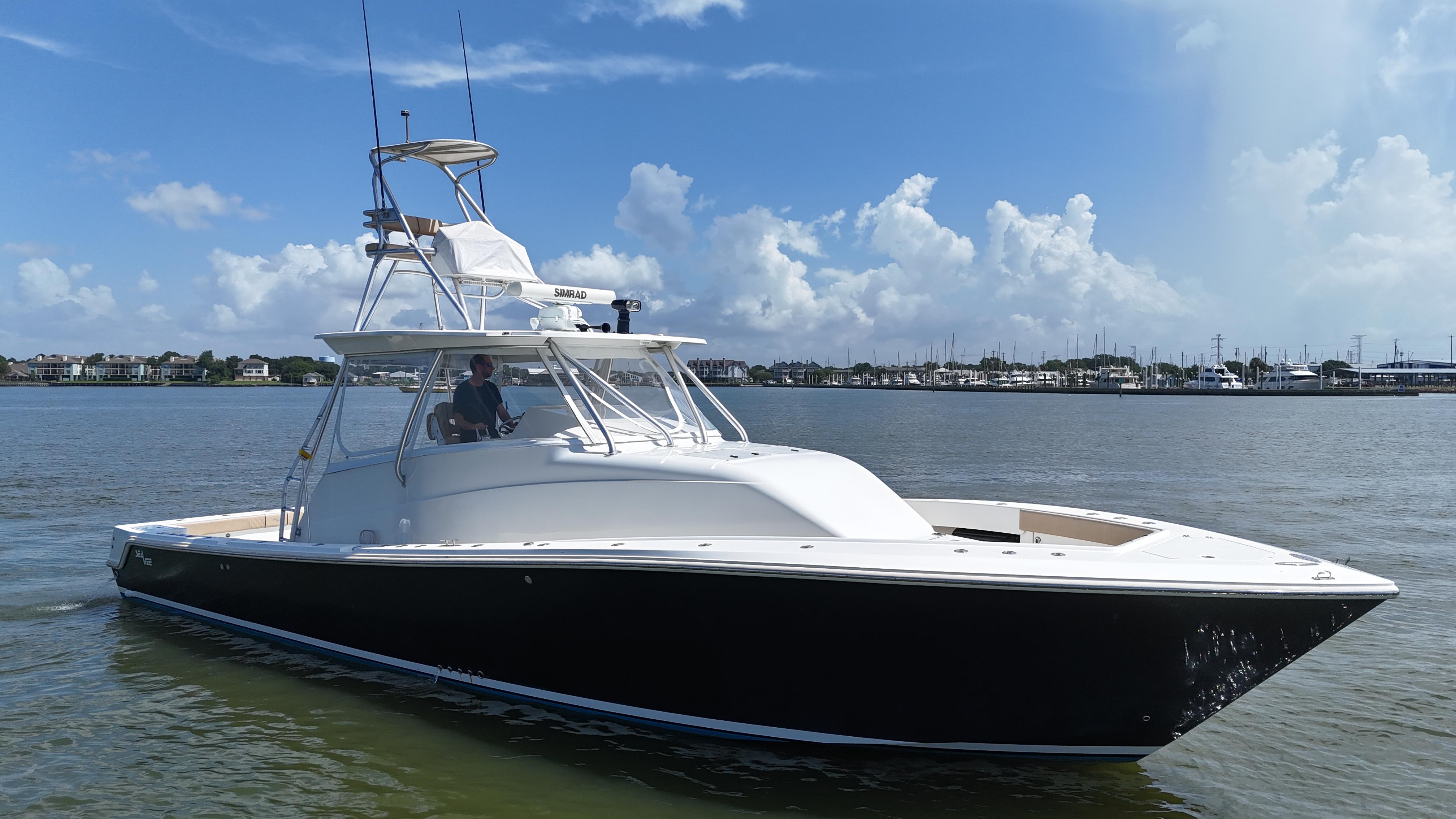 SeaVee-43 Fish-Around 2015-WOOOCREW TX-US-2015 SeaVee 43 Fish-Around boat cruising on a sunny day.-9824238 | Thumbnail