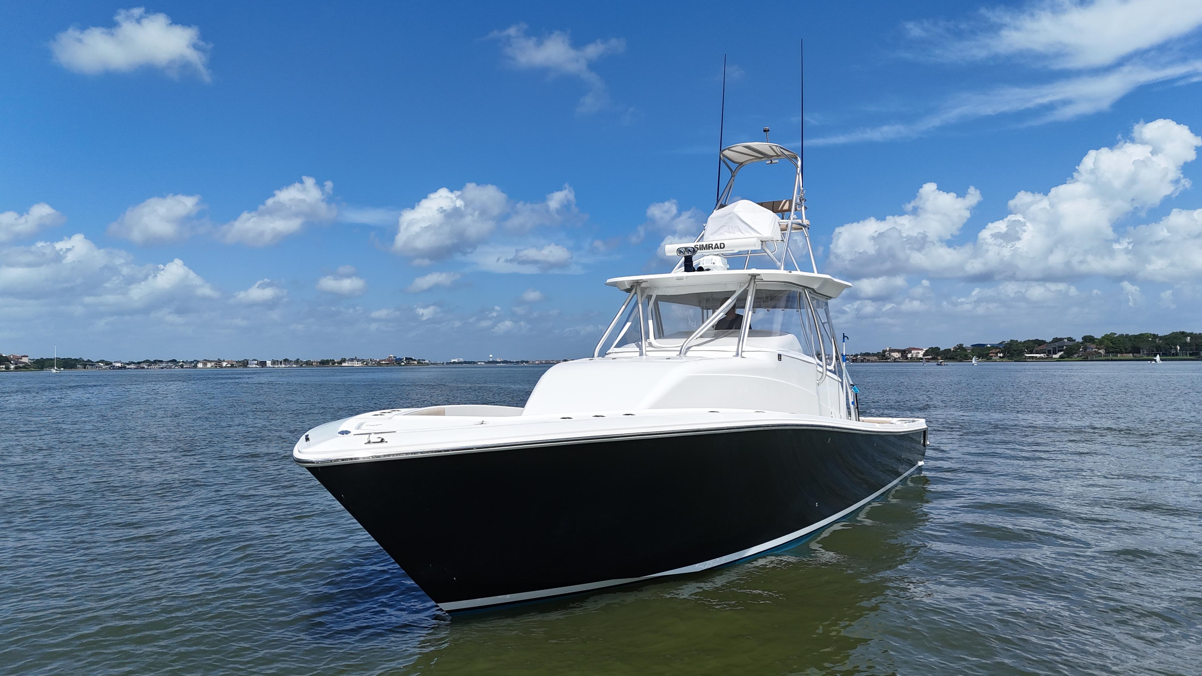 SeaVee-43 Fish-Around 2015-WOOOCREW TX-US-2015 SeaVee 43 Fish-Around boat on calm water under blue sky.-9824238 | Thumbnail