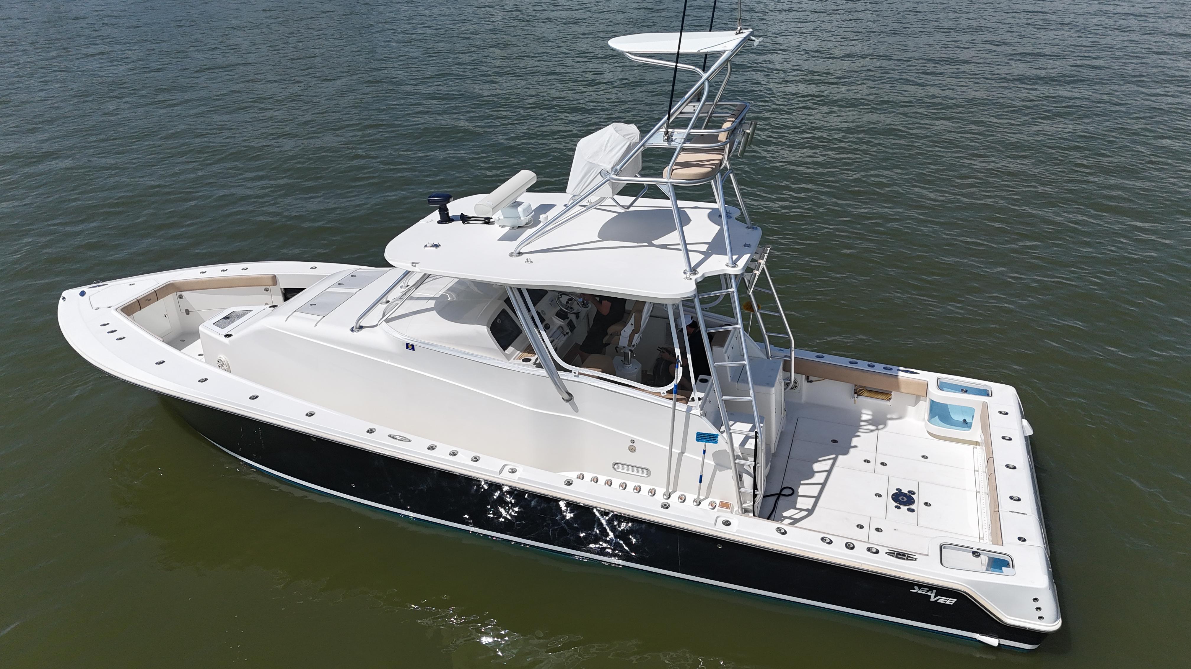 SeaVee-43 Fish-Around 2015-WOOOCREW TX-US-2015 SeaVee 43 Fish-Around boat on calm water, featuring a sleek design and spacious deck.-9824238 | Thumbnail