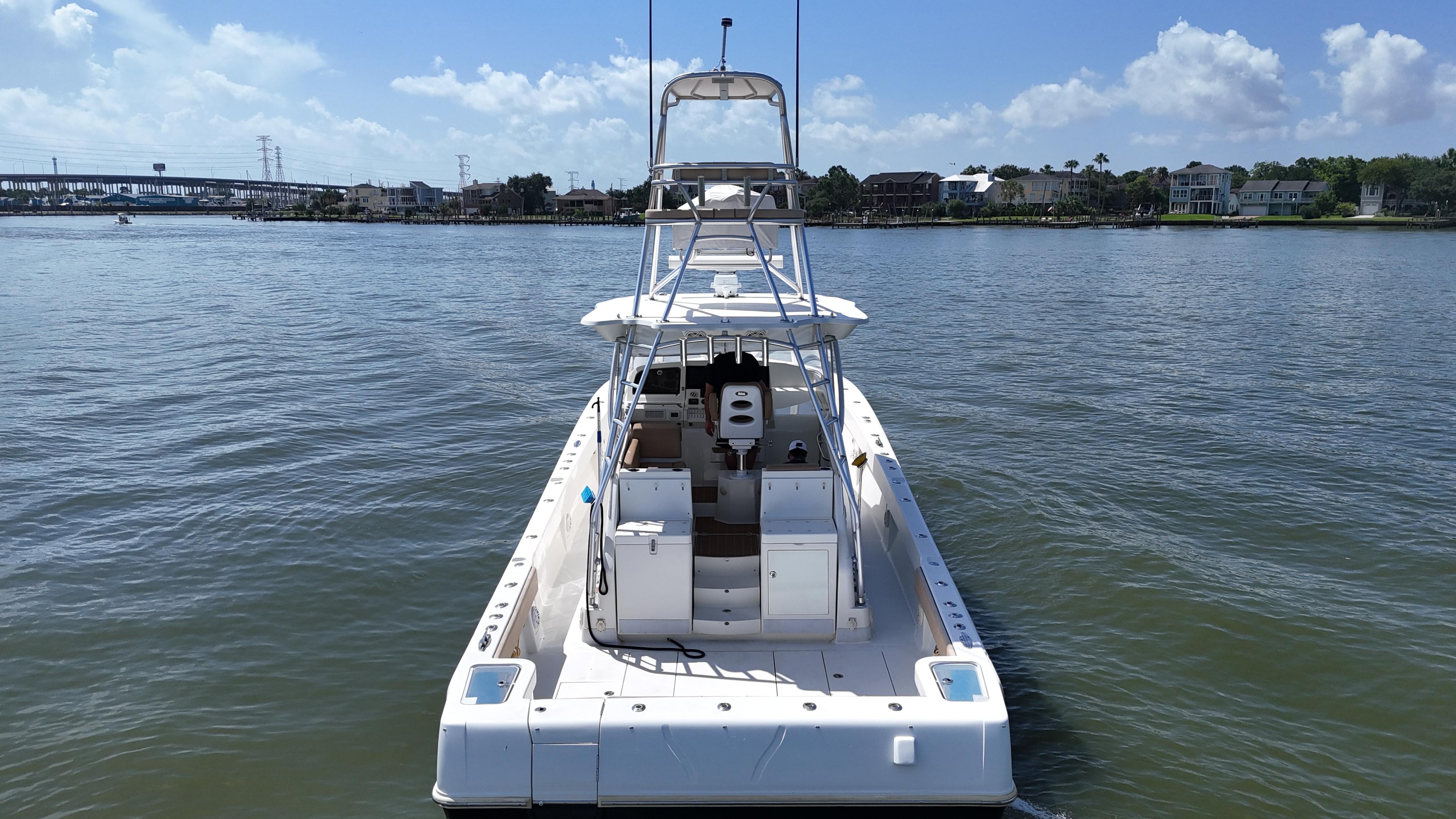 SeaVee-43 Fish-Around 2015-WOOOCREW TX-US-2015 SeaVee 43 Fish-Around boat on calm water, clear sky background.-9824238 | Thumbnail