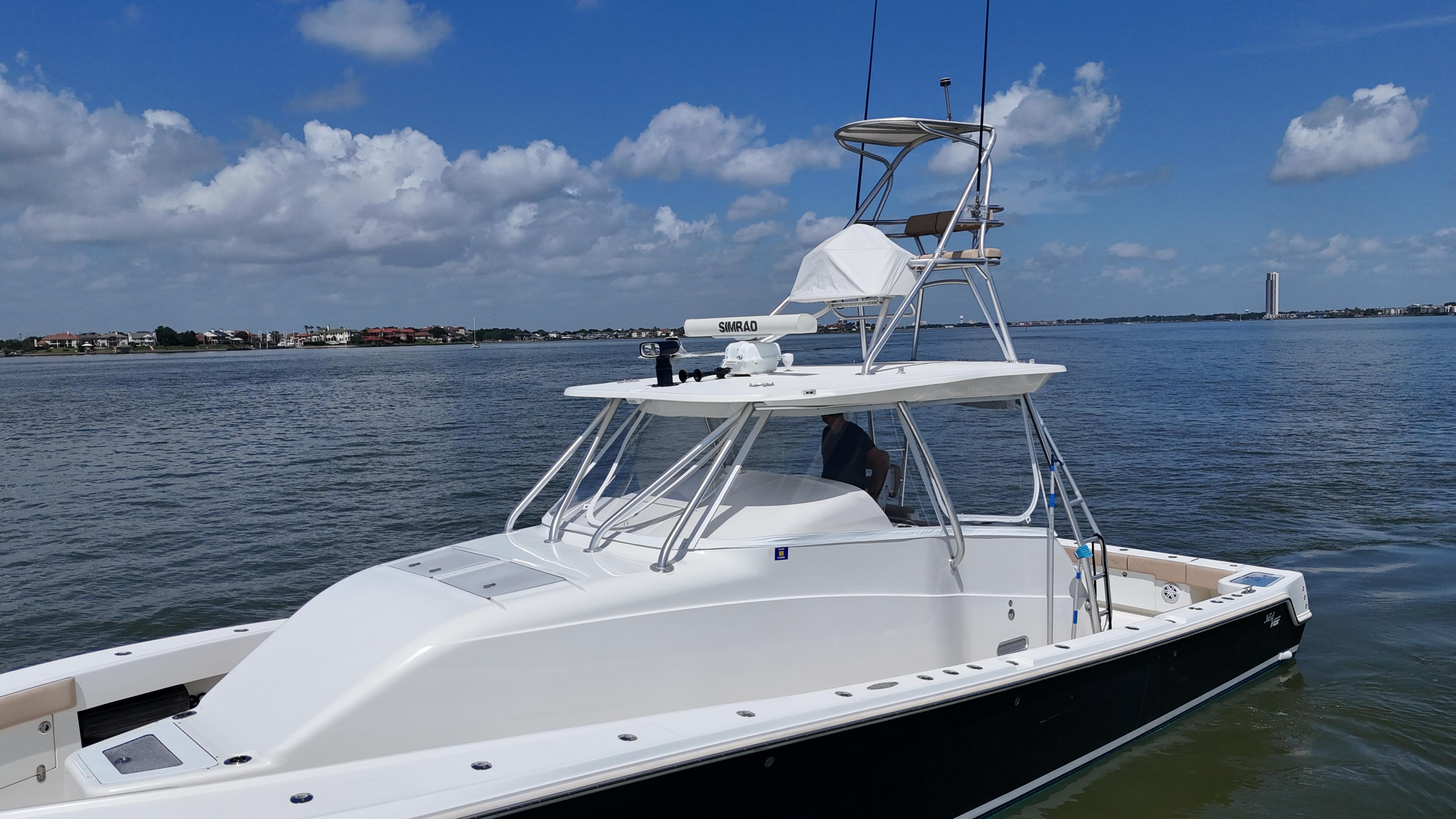 SeaVee-43 Fish-Around 2015-WOOOCREW TX-US-2015 SeaVee 43 Fish-Around boat on calm water under blue sky.-9824238 | Thumbnail