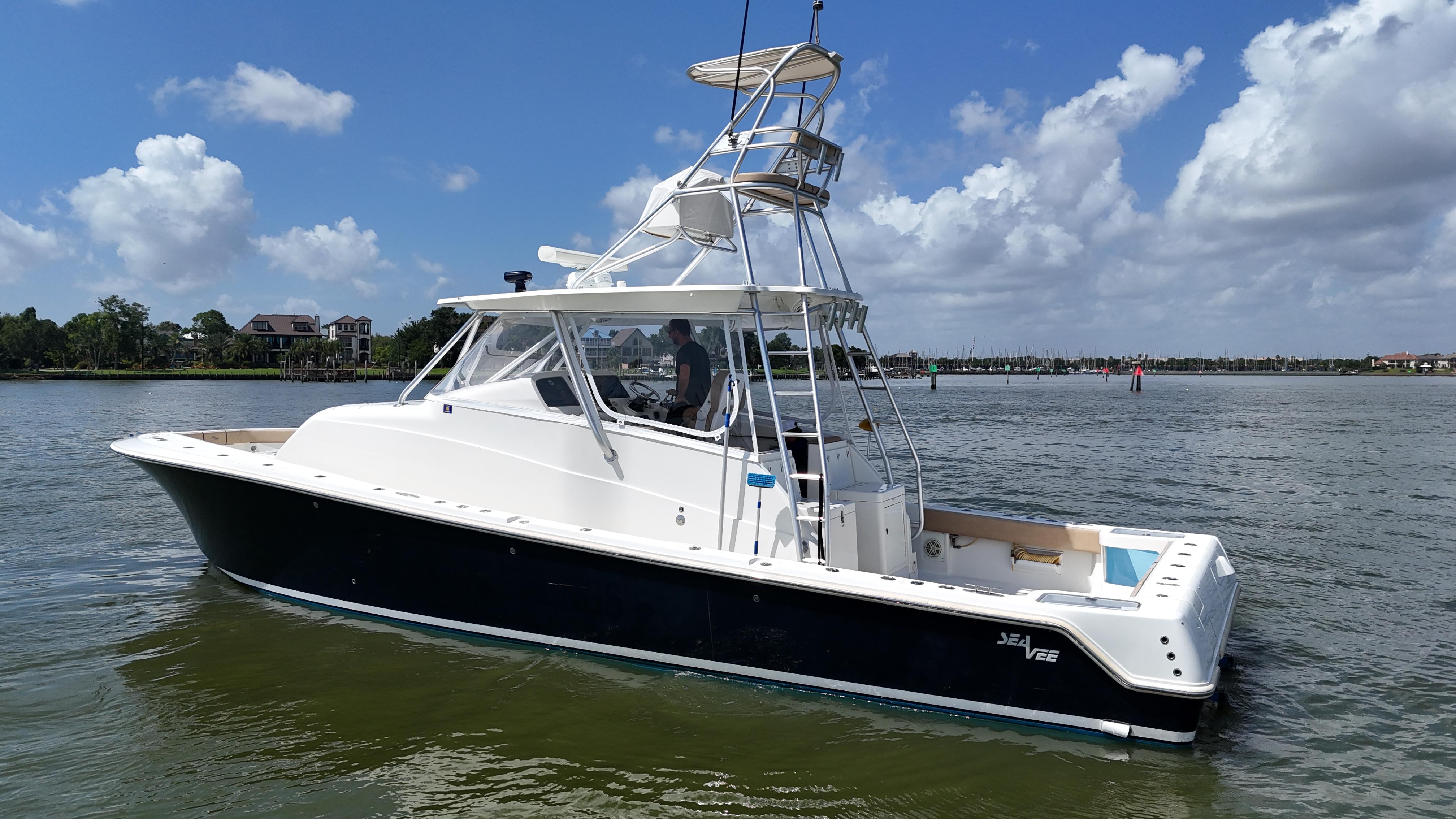 SeaVee-43 Fish-Around 2015-WOOOCREW TX-US-2015 SeaVee 43 Fish-Around boat on calm water under a blue sky.-9824238 | Thumbnail