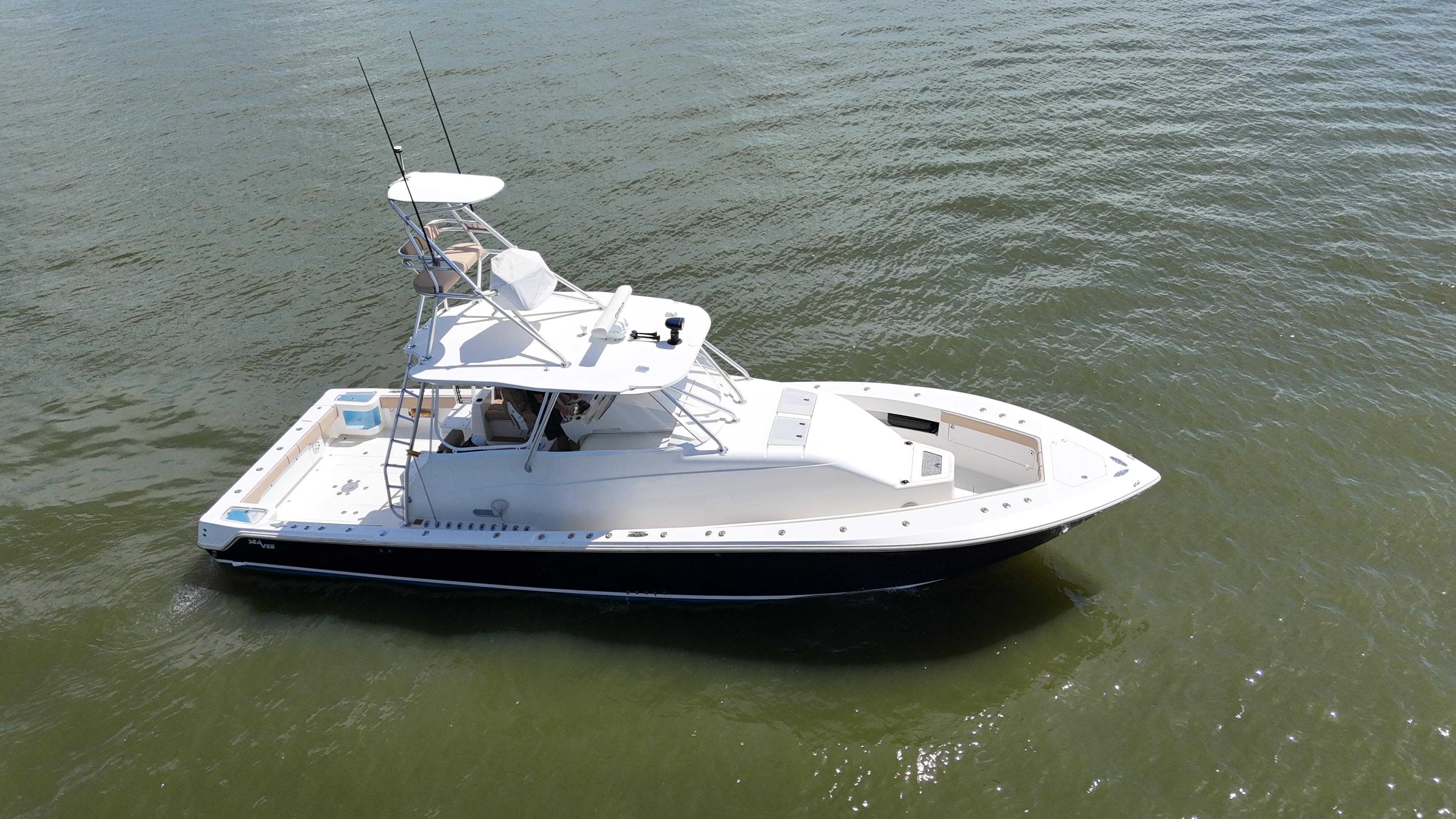 SeaVee-43 Fish-Around 2015-WOOOCREW TX-US-2015 SeaVee 43 Fish-Around boat on calm water, aerial view.-9824238