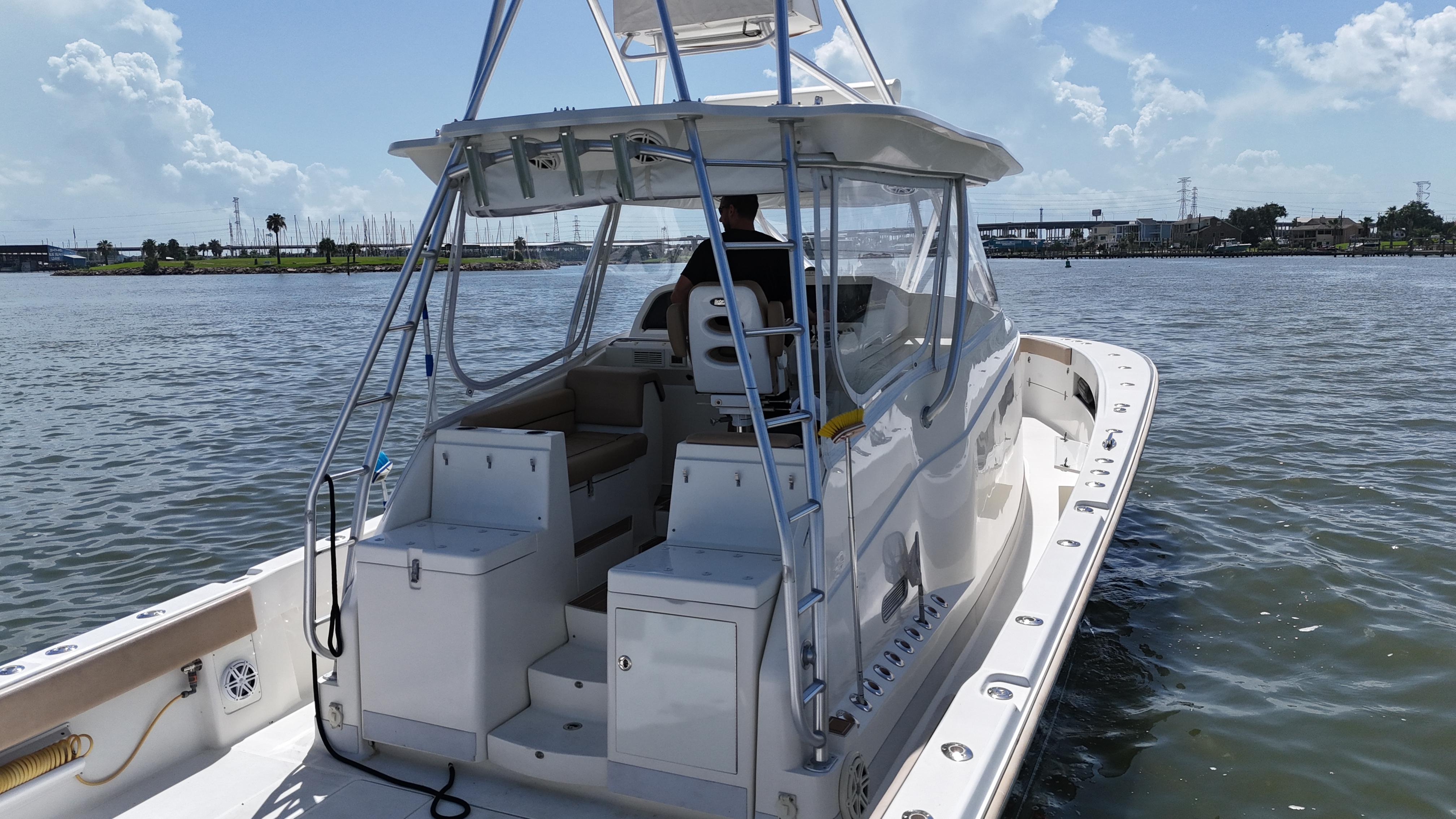 SeaVee-43 Fish-Around 2015-WOOOCREW TX-US-2015 SeaVee 43 Fish-Around boat on calm water, featuring spacious deck and modern design.-9824238 | Thumbnail