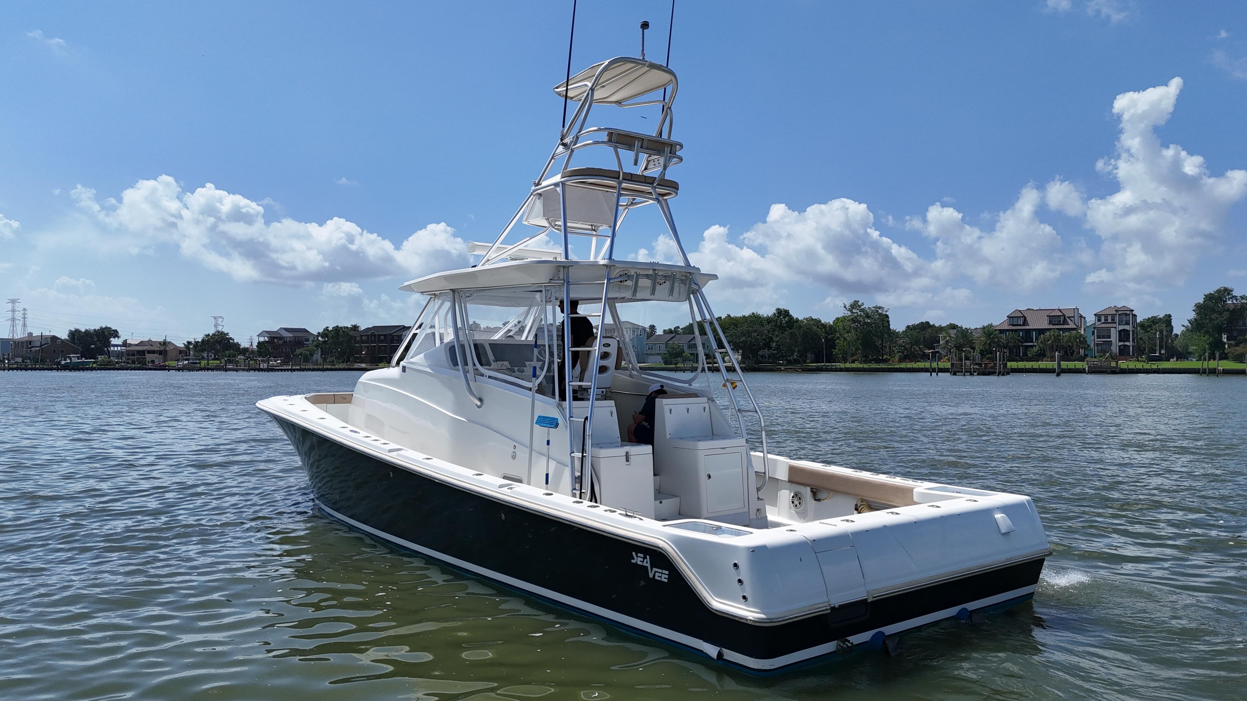 SeaVee-43 Fish-Around 2015-WOOOCREW TX-US-2015 SeaVee 43 Fish-Around boat on calm water under a clear blue sky.-9824238 | Thumbnail