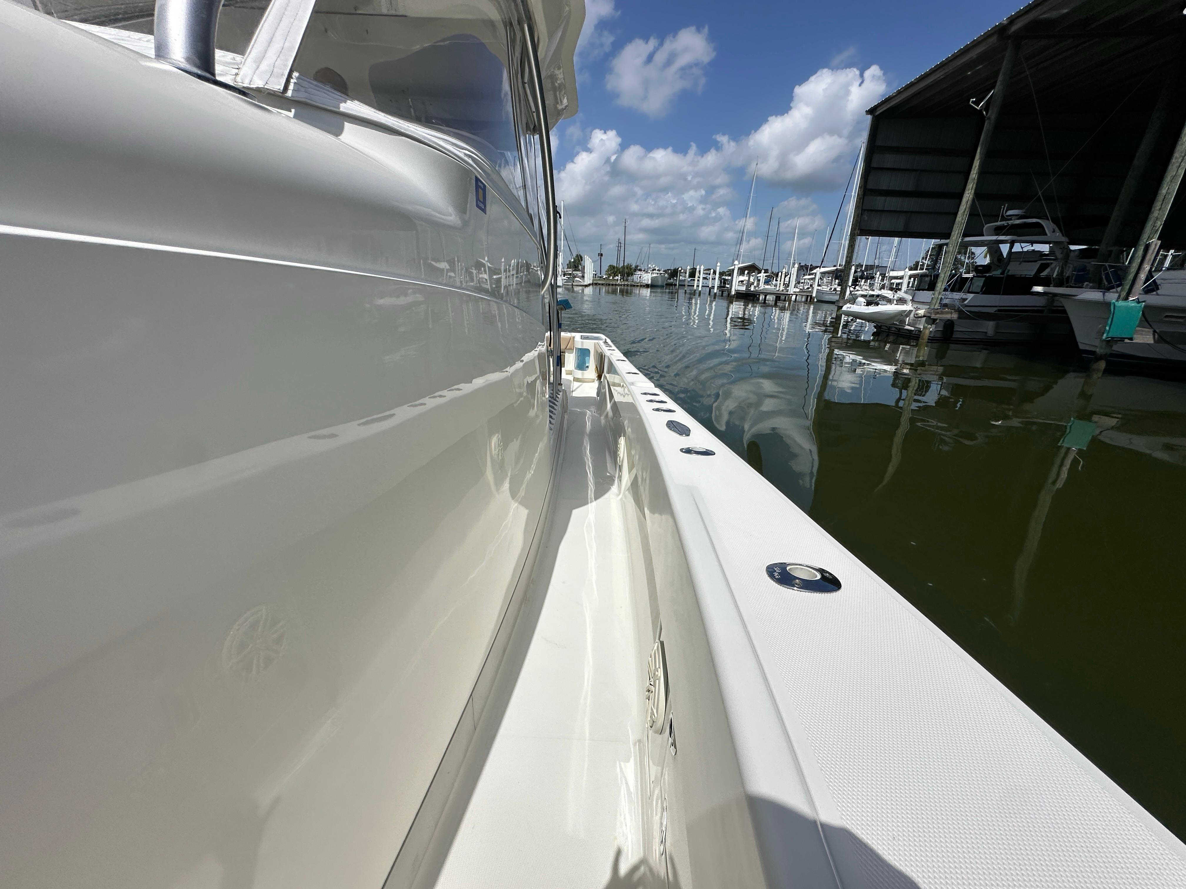 SeaVee-43 Fish-Around 2015-WOOOCREW TX-US-2015 SeaVee 43 Fish-Around boat docked at marina under clear blue sky.-9824238 | Thumbnail