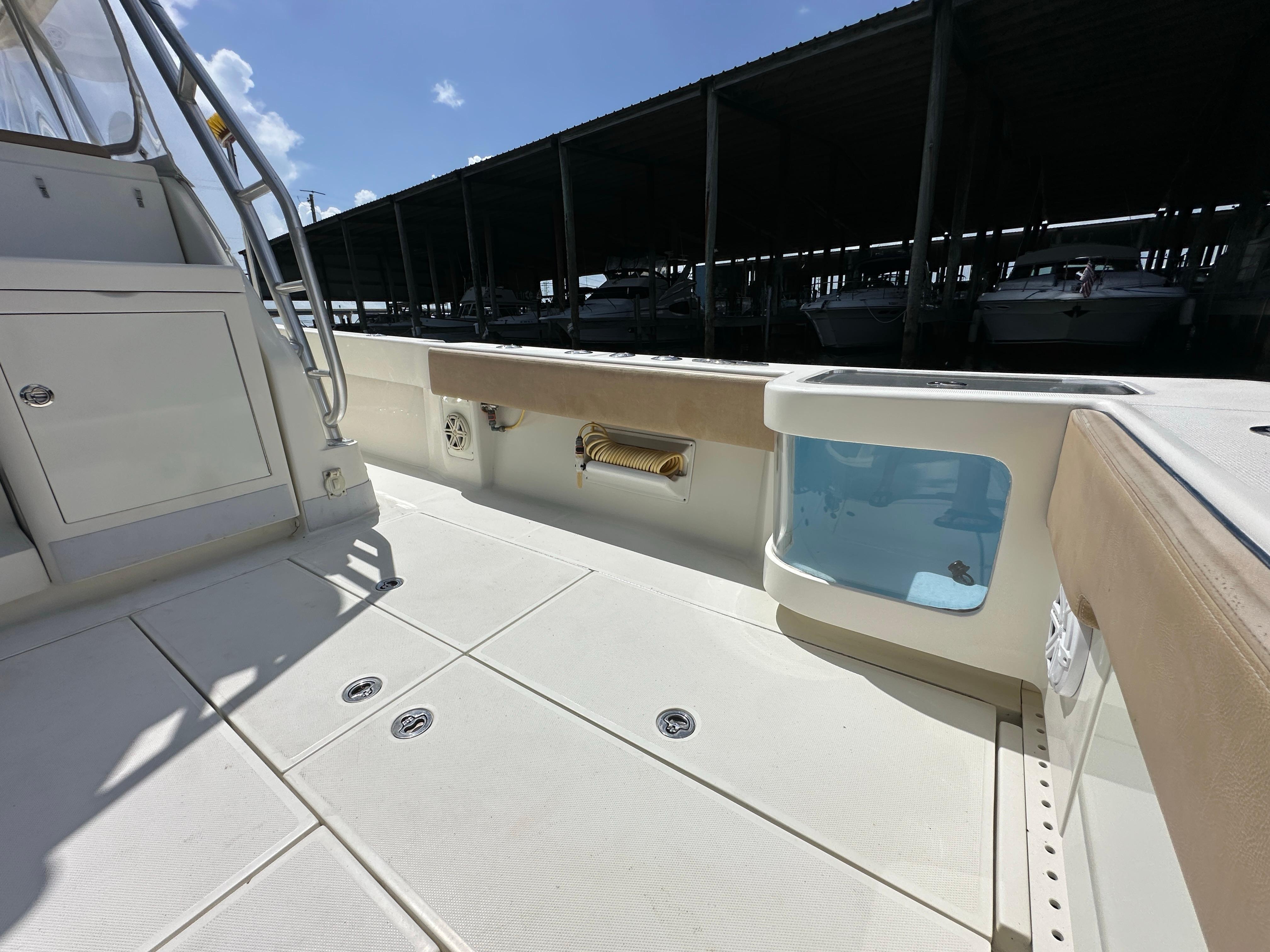 SeaVee-43 Fish-Around 2015-WOOOCREW TX-US-2015 SeaVee 43 Fish-Around boat deck with storage and seating under sunny sky.-9824238 | Thumbnail