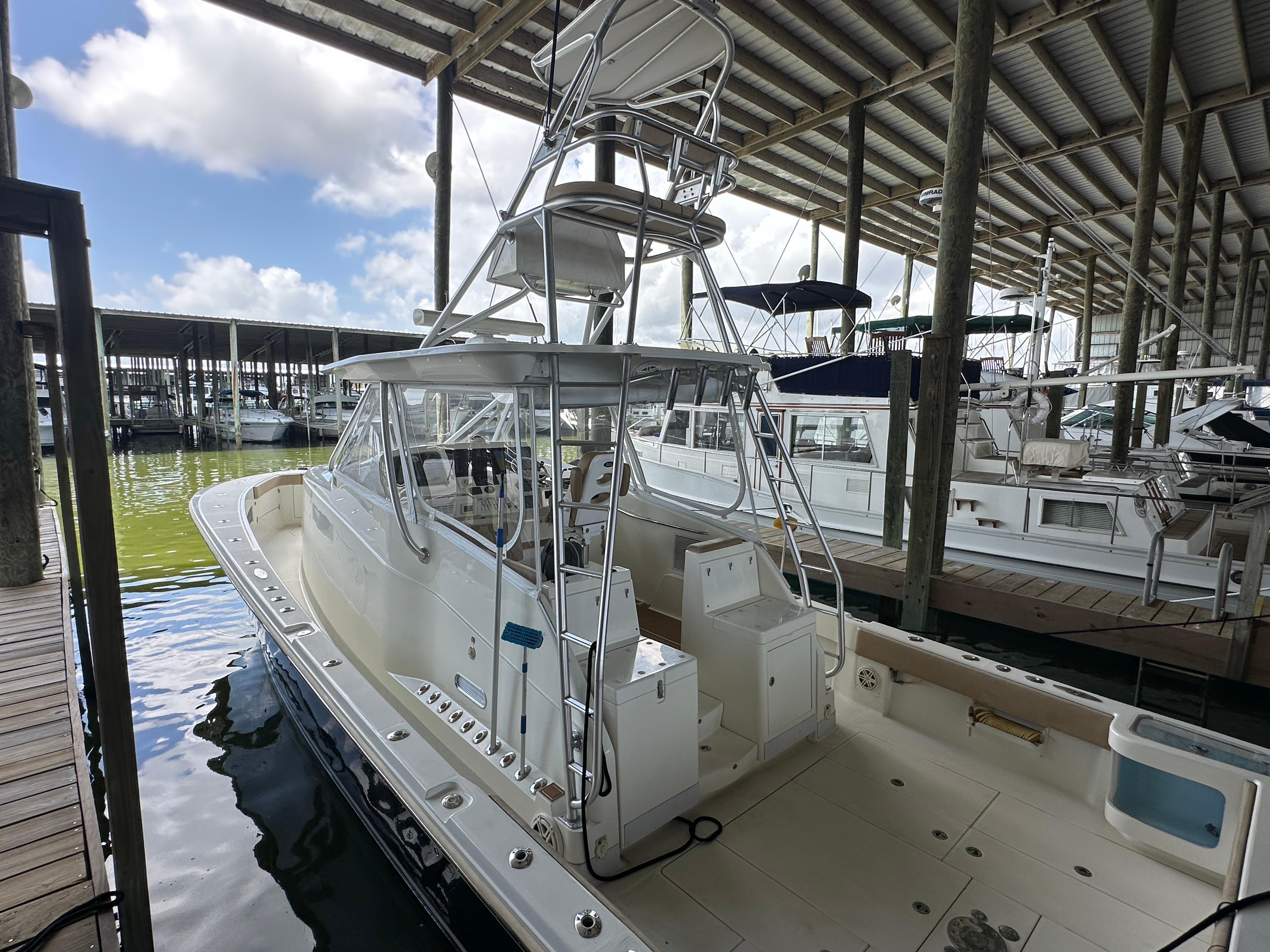 SeaVee-43 Fish-Around 2015-WOOOCREW TX-US-2015 SeaVee 43 Fish-Around boat docked in a marina under a covered structure.-9824238 | Thumbnail