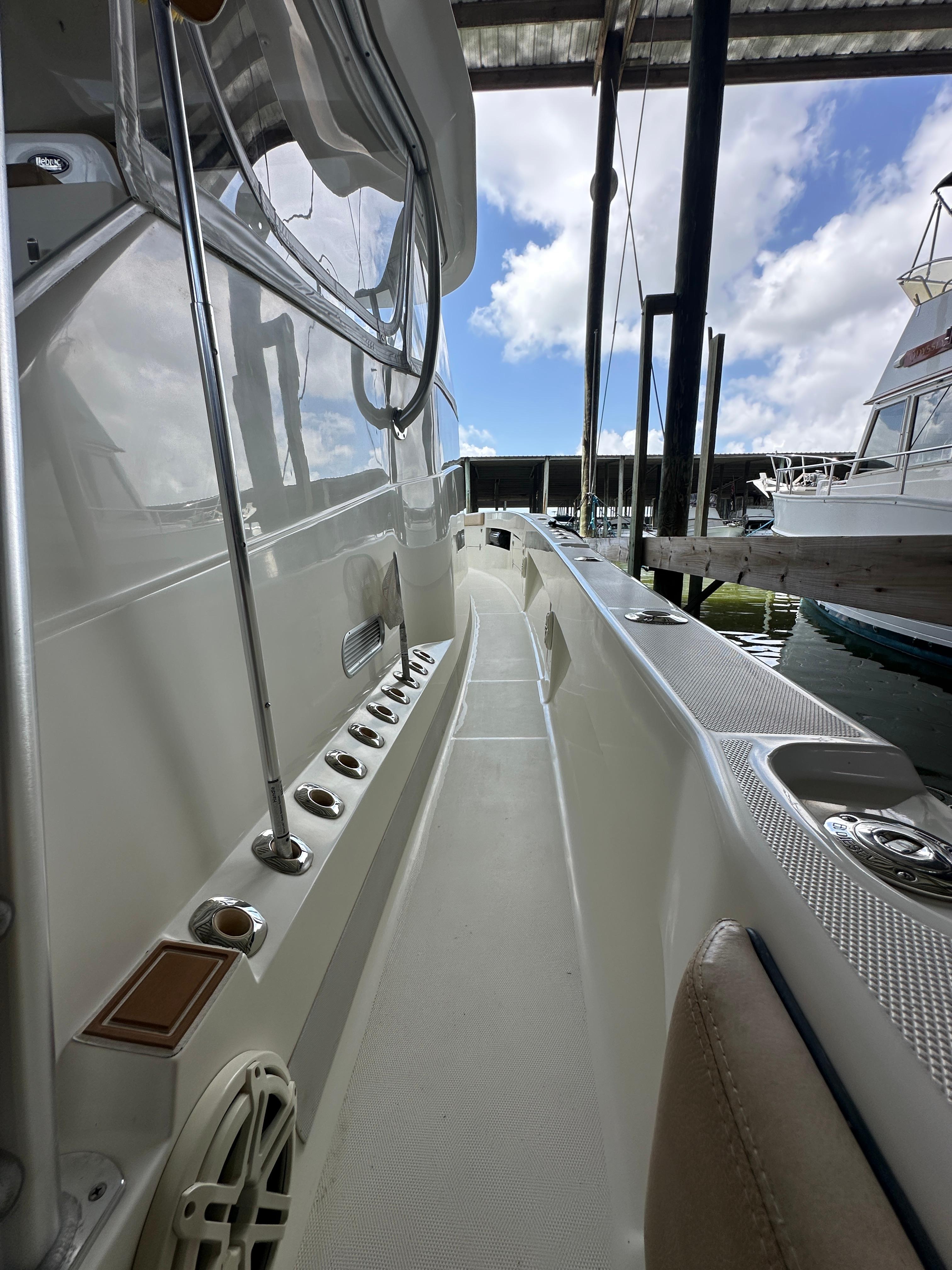 SeaVee-43 Fish-Around 2015-WOOOCREW TX-US-2015 SeaVee 43 Fish-Around boat deck view under a sunny sky.-9824238 | Thumbnail