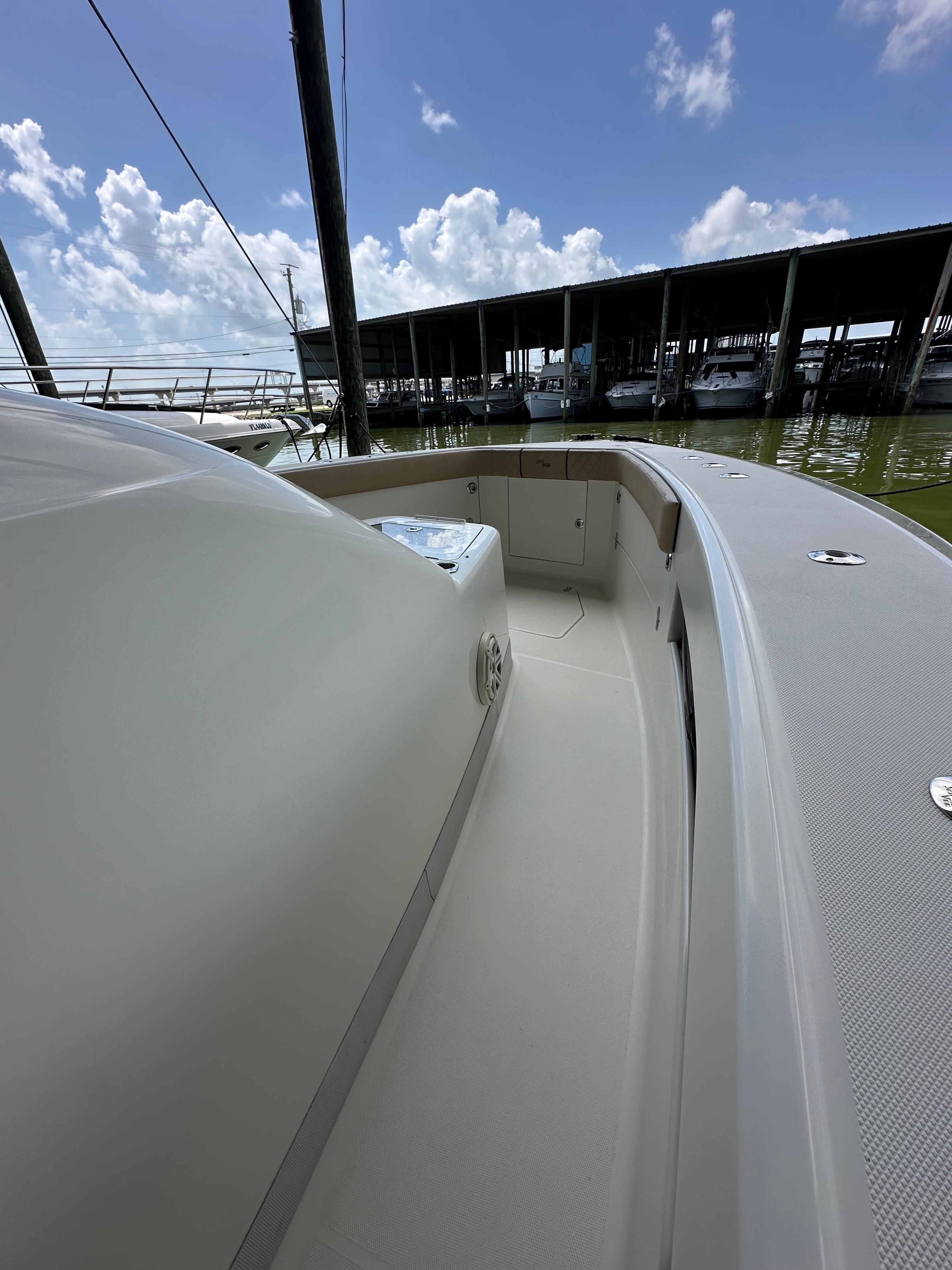 SeaVee-43 Fish-Around 2015-WOOOCREW TX-US-2015 SeaVee 43 Fish-Around boat docked under a clear blue sky.-9824238 | Thumbnail