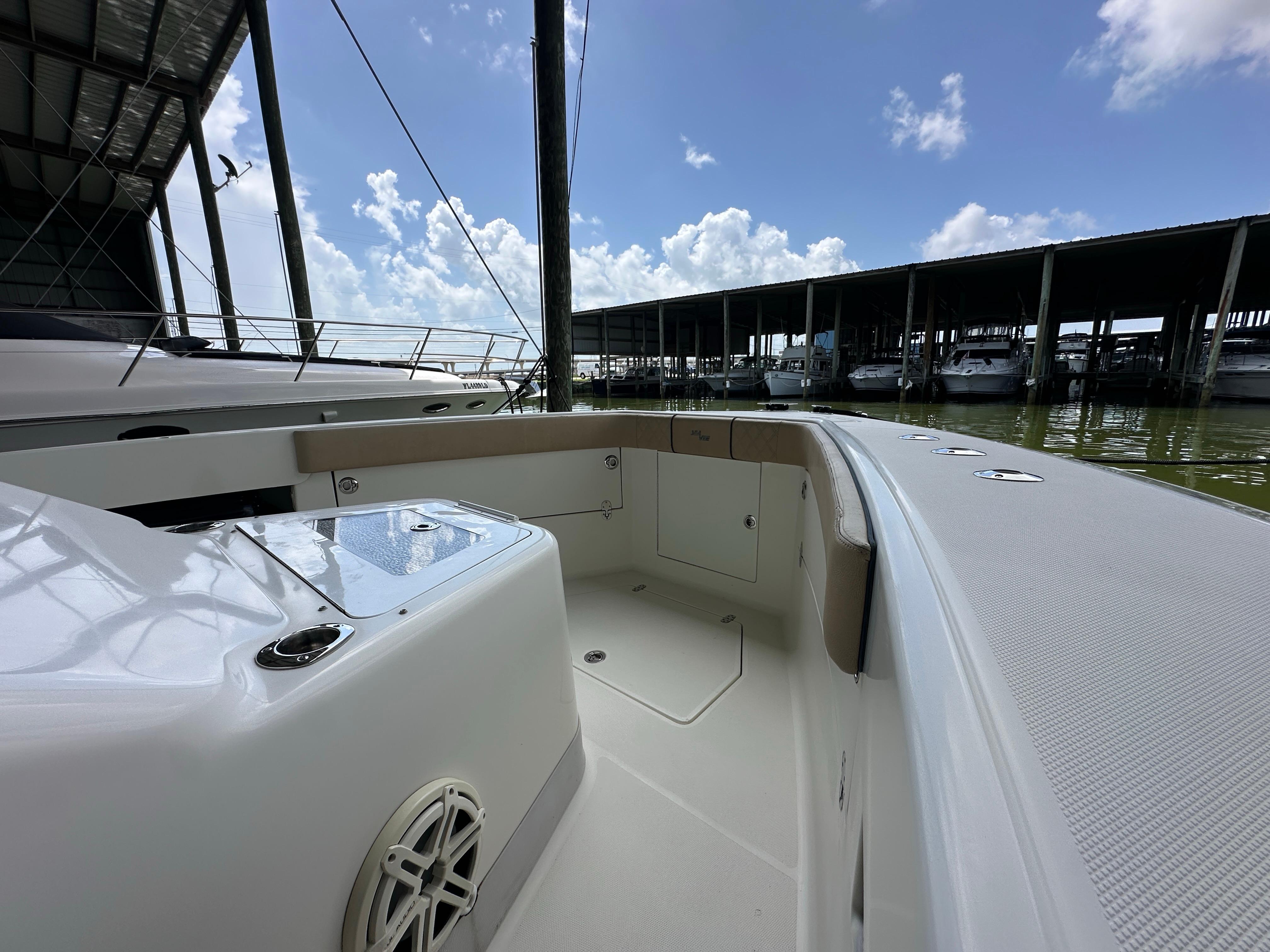 SeaVee-43 Fish-Around 2015-WOOOCREW TX-US-2015 SeaVee 43 Fish-Around boat docked under a clear blue sky.-9824238 | Thumbnail