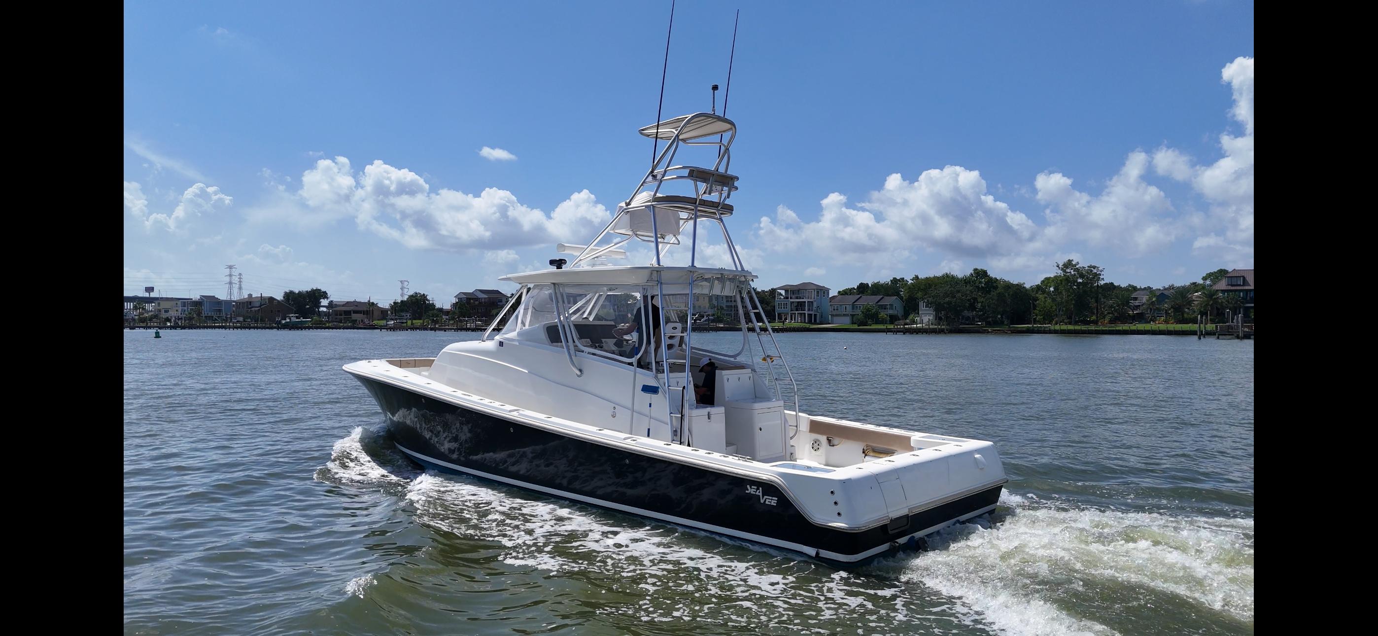 SeaVee-43 Fish-Around 2015-WOOOCREW TX-US-2015 SeaVee 43 Fish-Around boat cruising on a sunny day with clear skies.-9824238 | Thumbnail