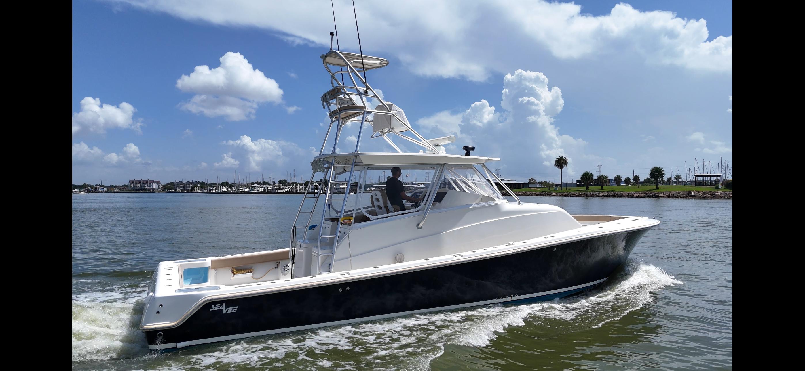SeaVee-43 Fish-Around 2015-WOOOCREW TX-US-2015 SeaVee 43 Fish-Around boat cruising on a sunny day with blue skies.-9824238 | Thumbnail