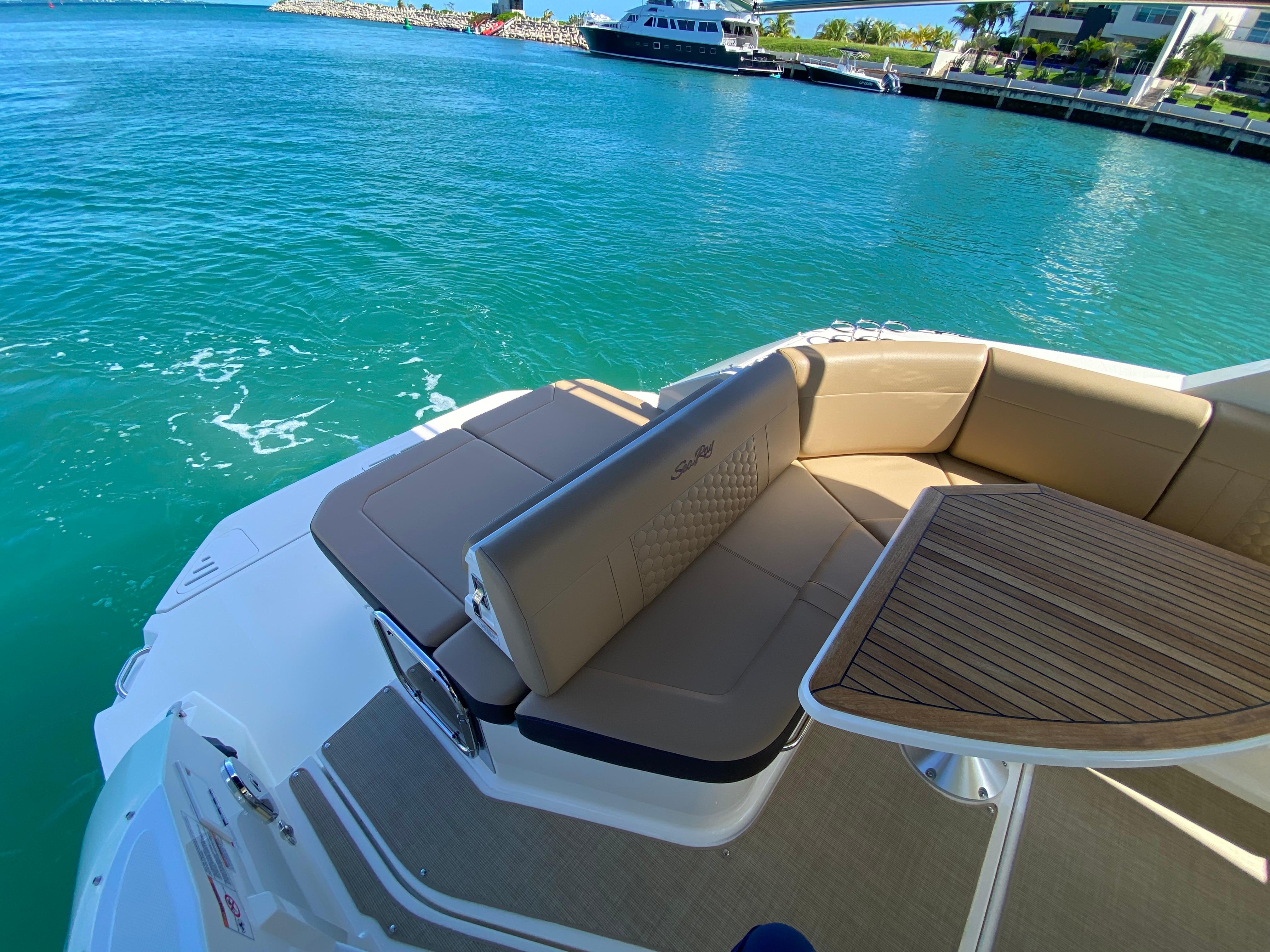 Sea Ray Sundancer 320 2022 "2022 Sea Ray 320 Sundancer" HMY Yachts