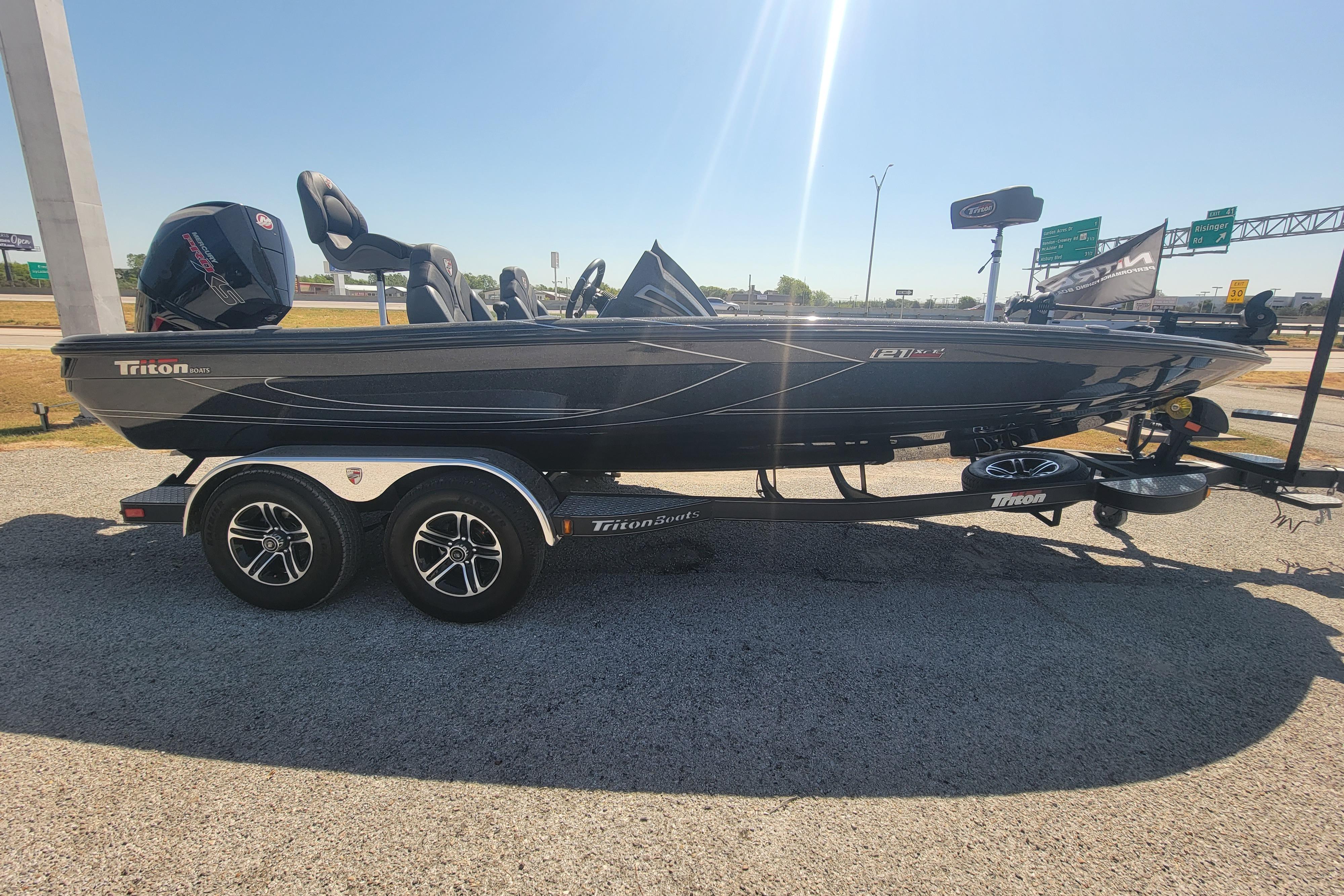 Lund Pro-V Bass XS Series – Crowley Boats