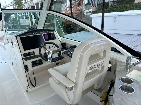 32' Boston Whaler, Listing Number 100914591, Image No. 8
