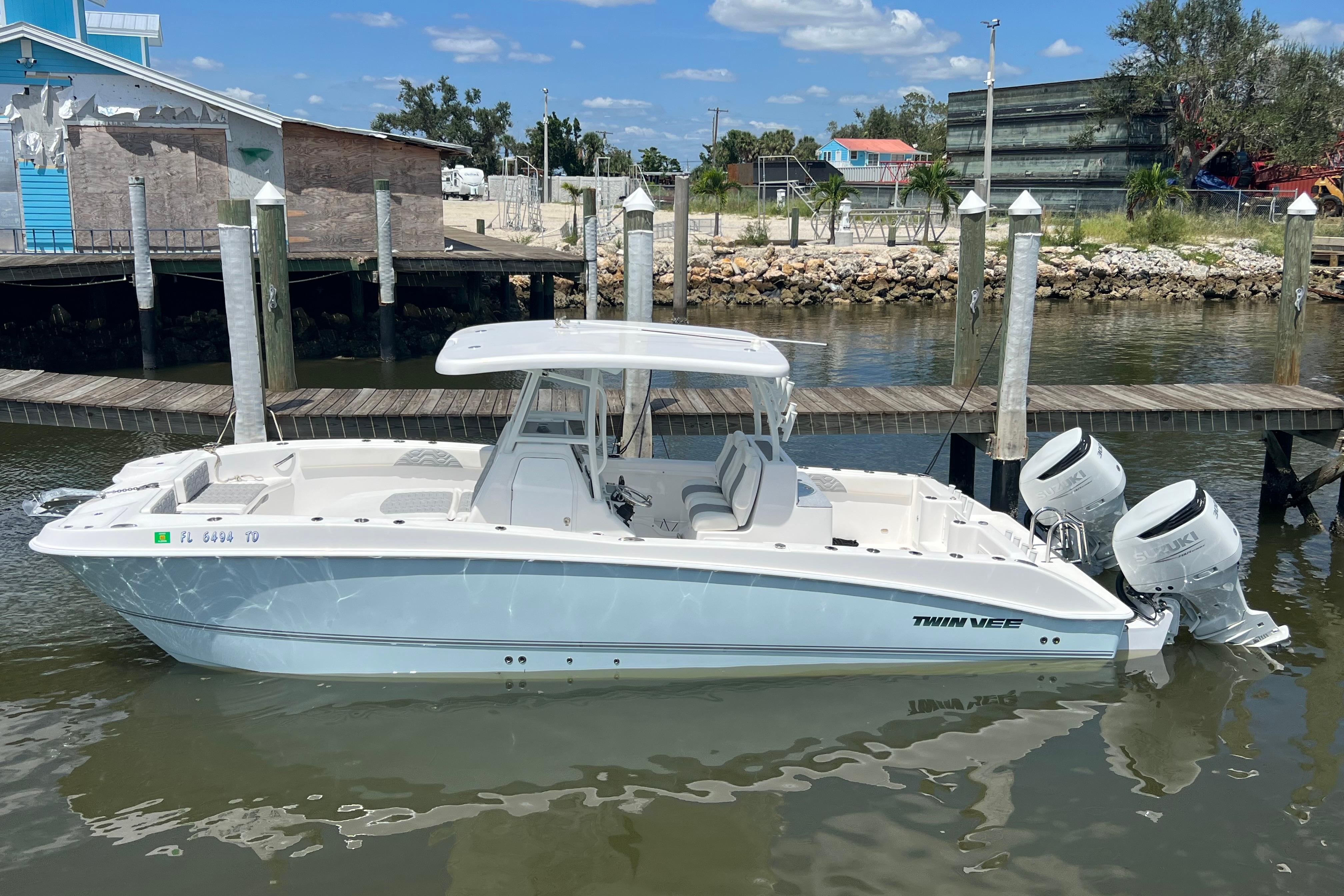 2022 Twin Vee 280 GFX CC