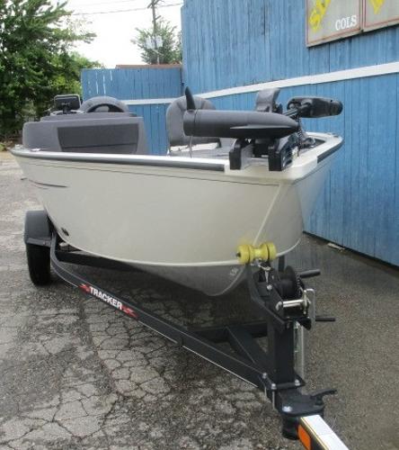 2021 Tracker Boats boat for sale, model of the boat is Pro Guide V-16 SC & Image # 2 of 14