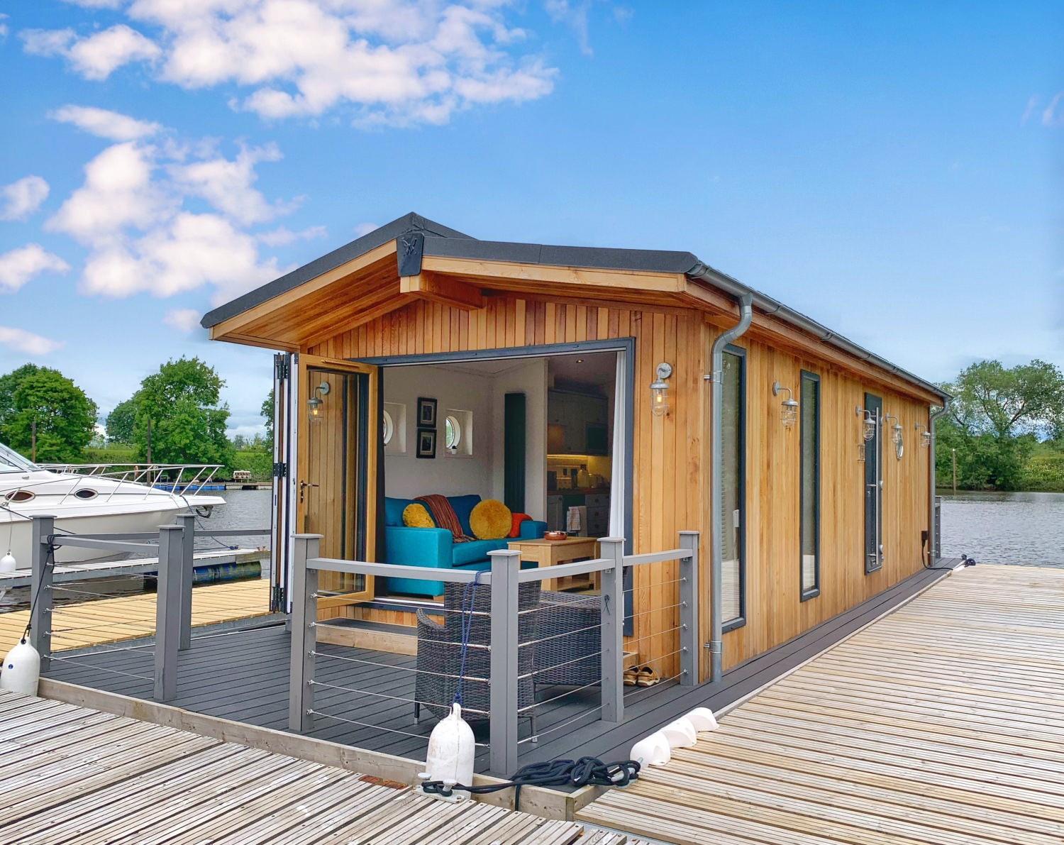 FLOATING LODGE TO RENT