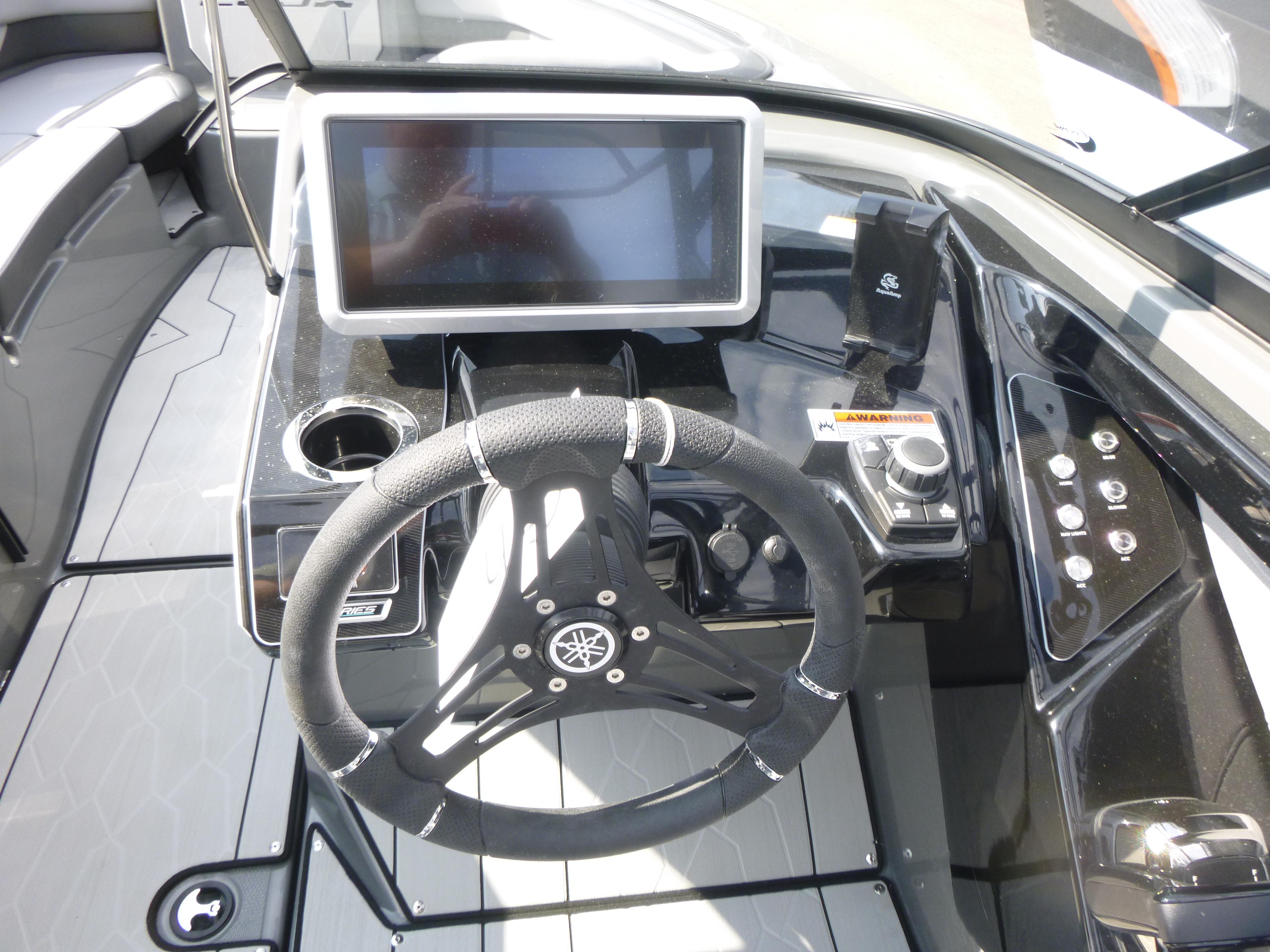 2025 Yamaha Boats 255XE Gallery