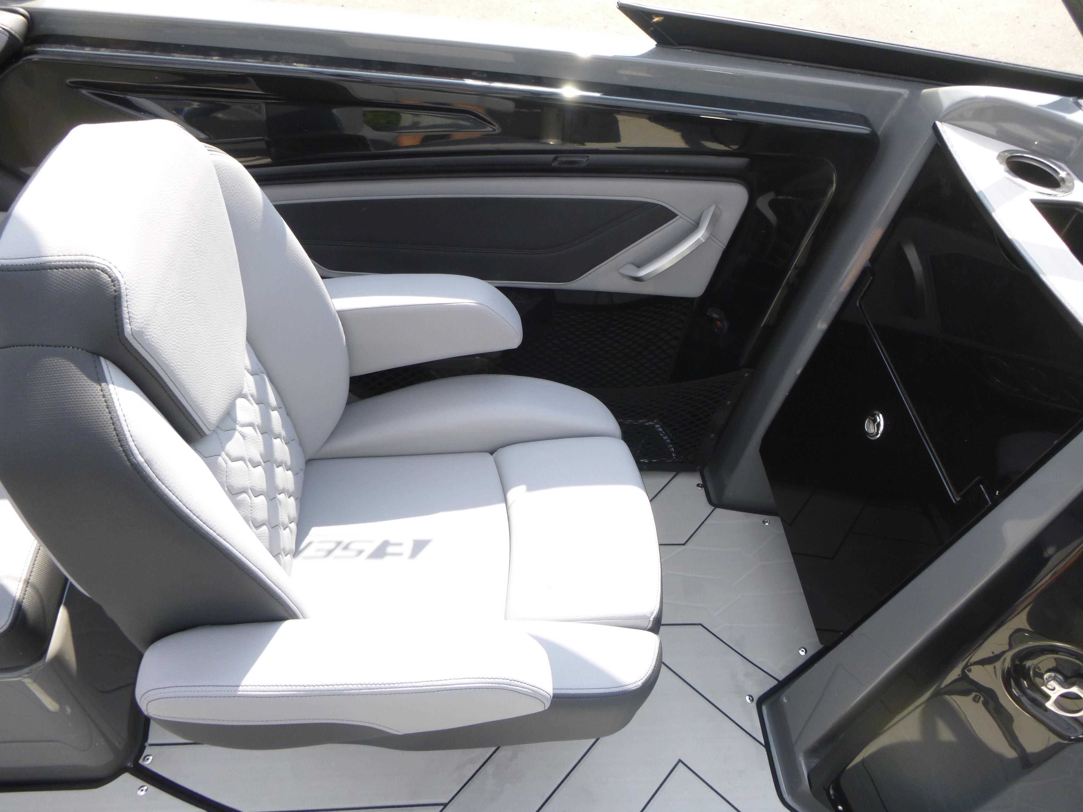 2025 Yamaha Boats 255XE Gallery