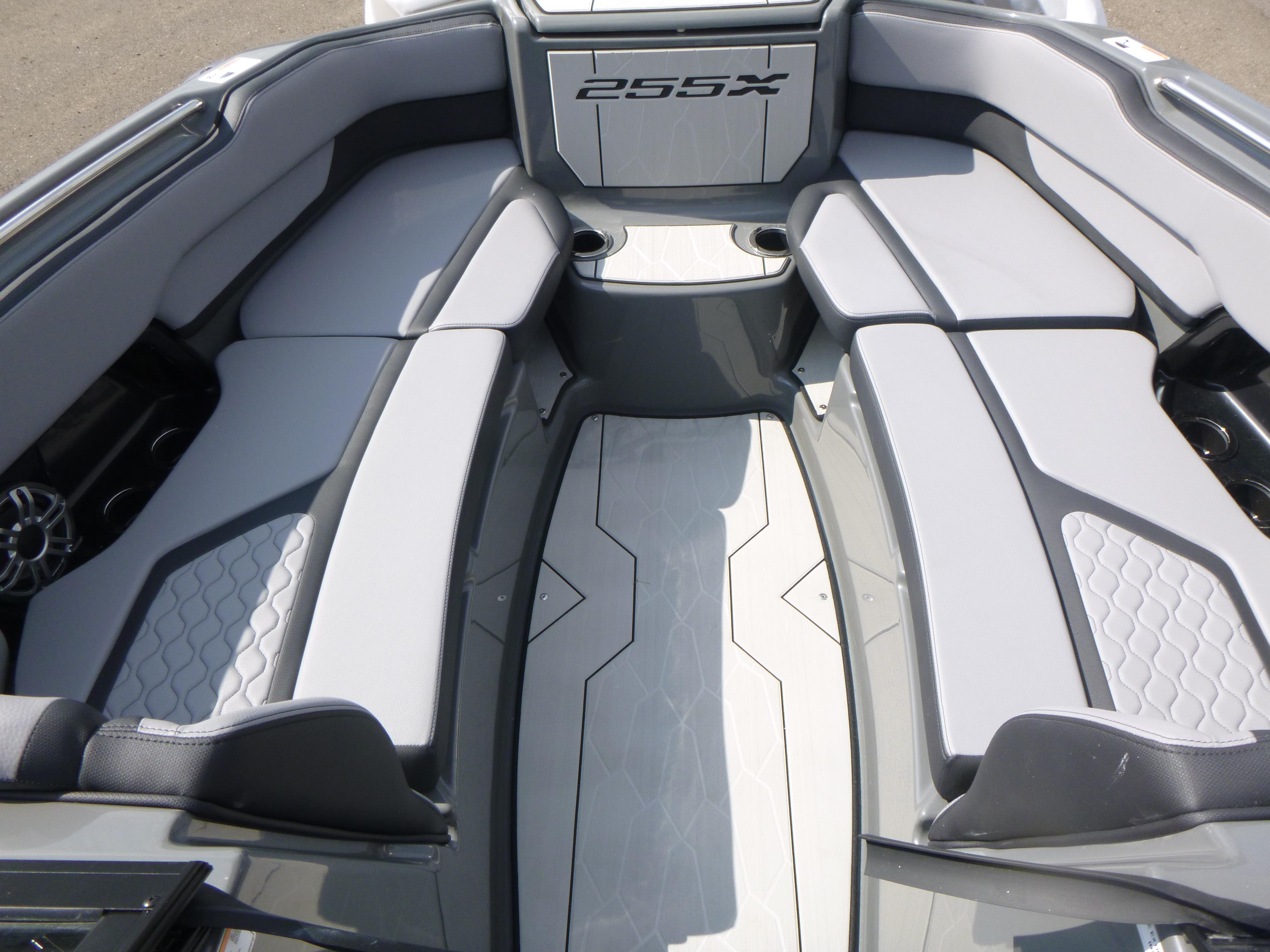 2025 Yamaha Boats 255XE Gallery