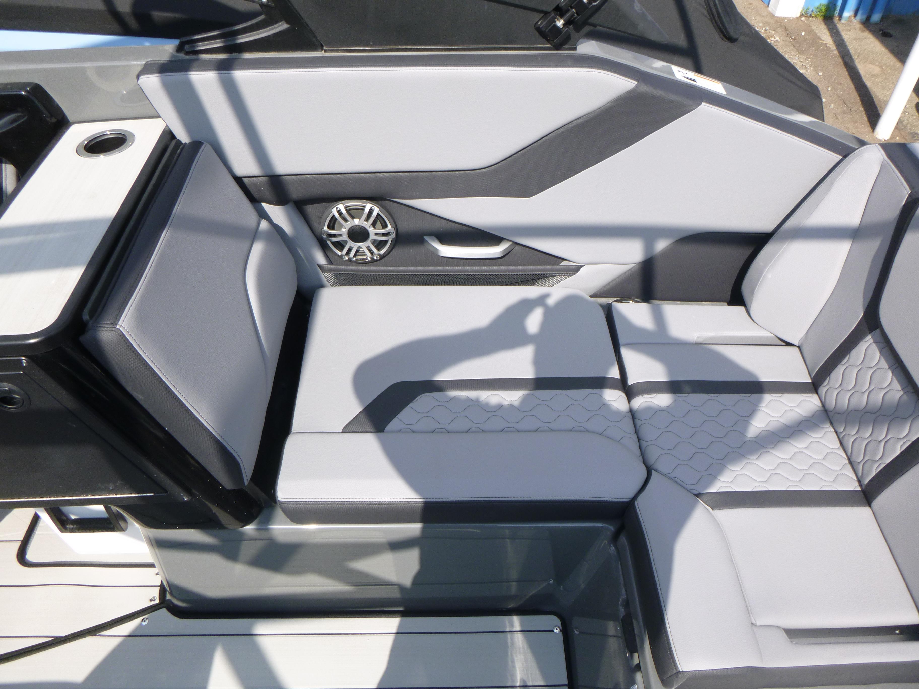 2025 Yamaha Boats 255XE Gallery