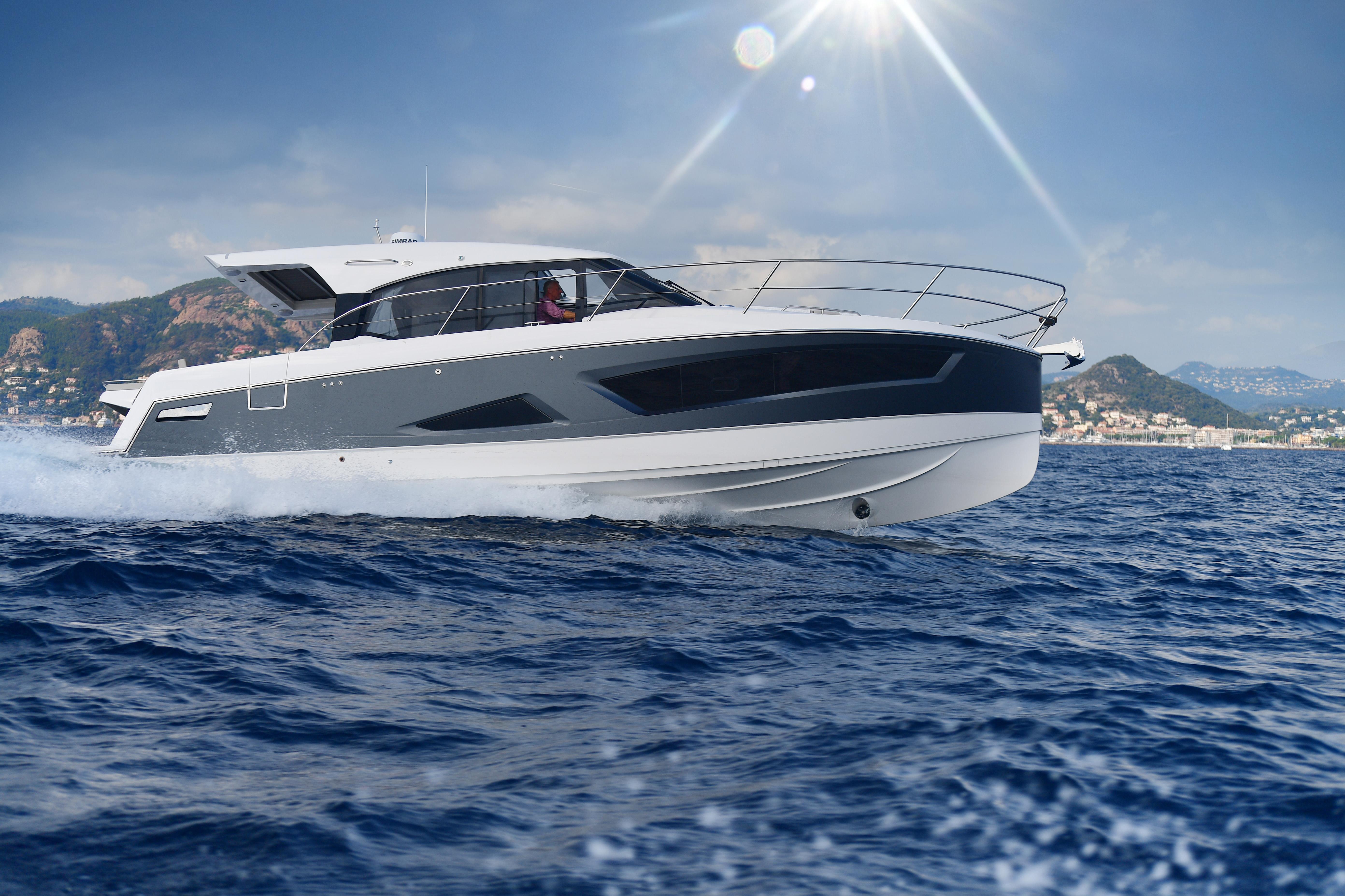 Skamander-Monaco Coupe 2025 -FL-US-2025 Skamander Monaco Coupe yacht cruising on open sea under sunny sky.-9544362 | Thumbnail