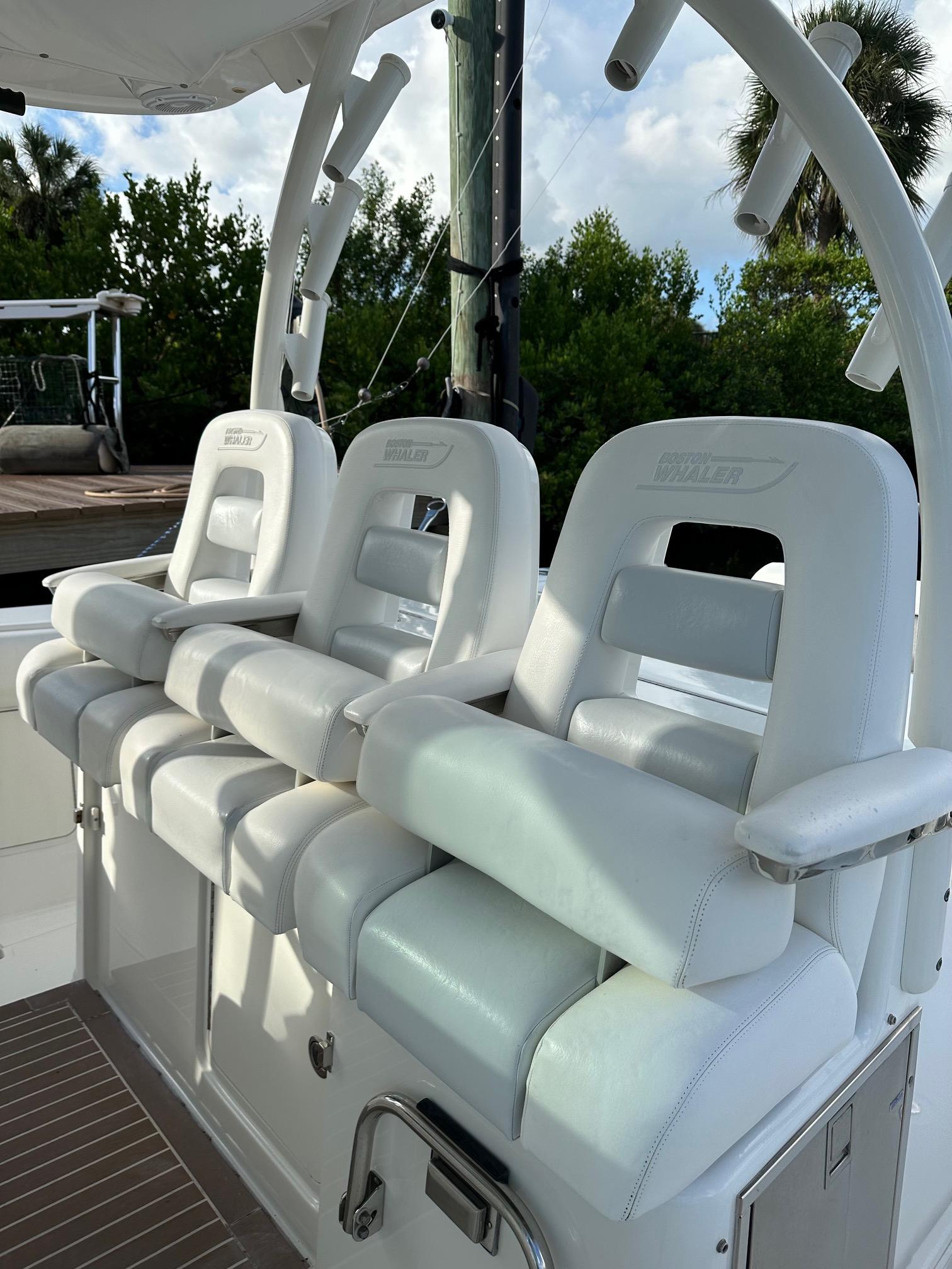 Boston Whaler 37 Outrageous - Helm Seating