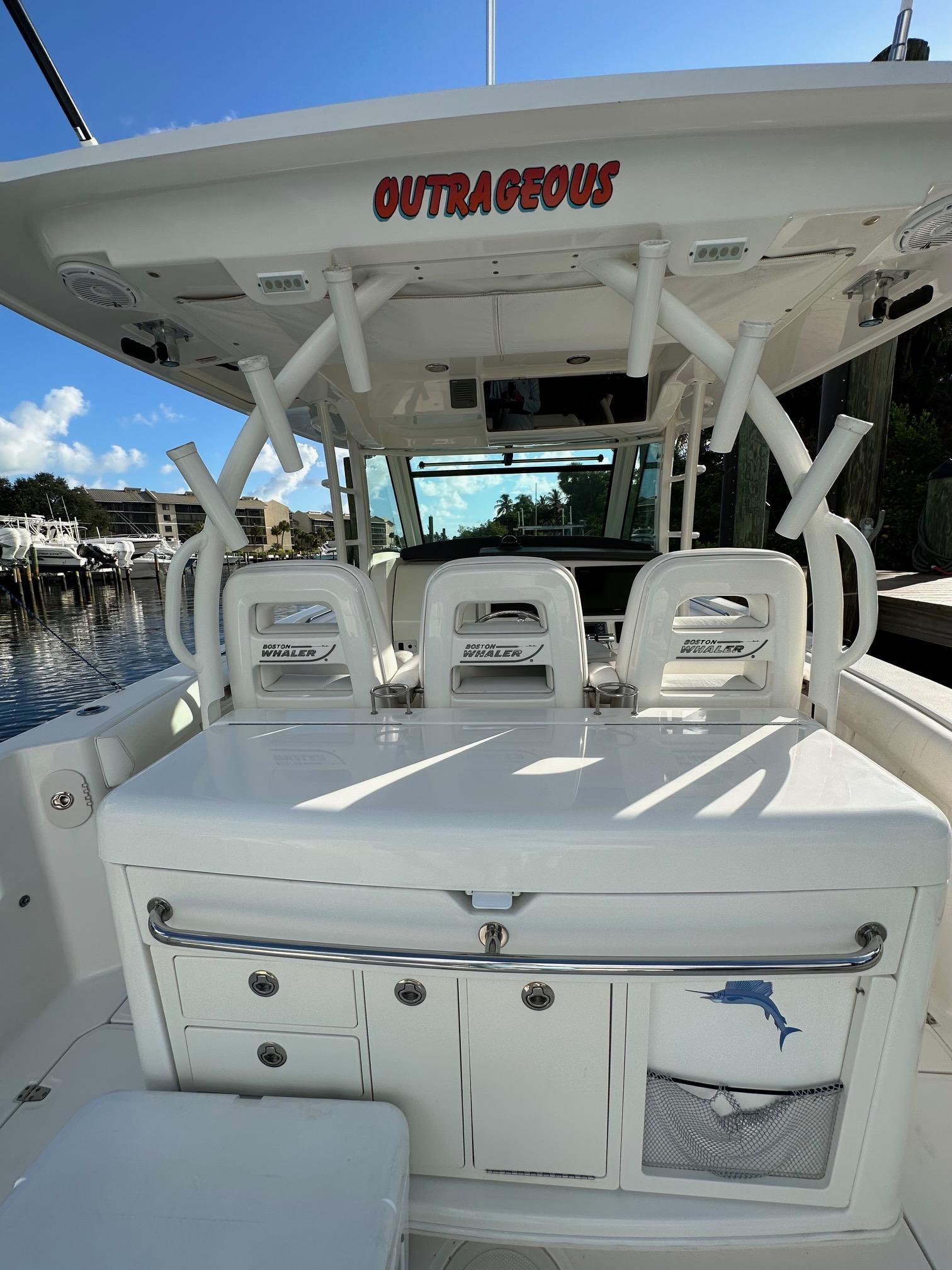 Boston Whaler 37 Outrageous - Tackle Center, Helm Seats
