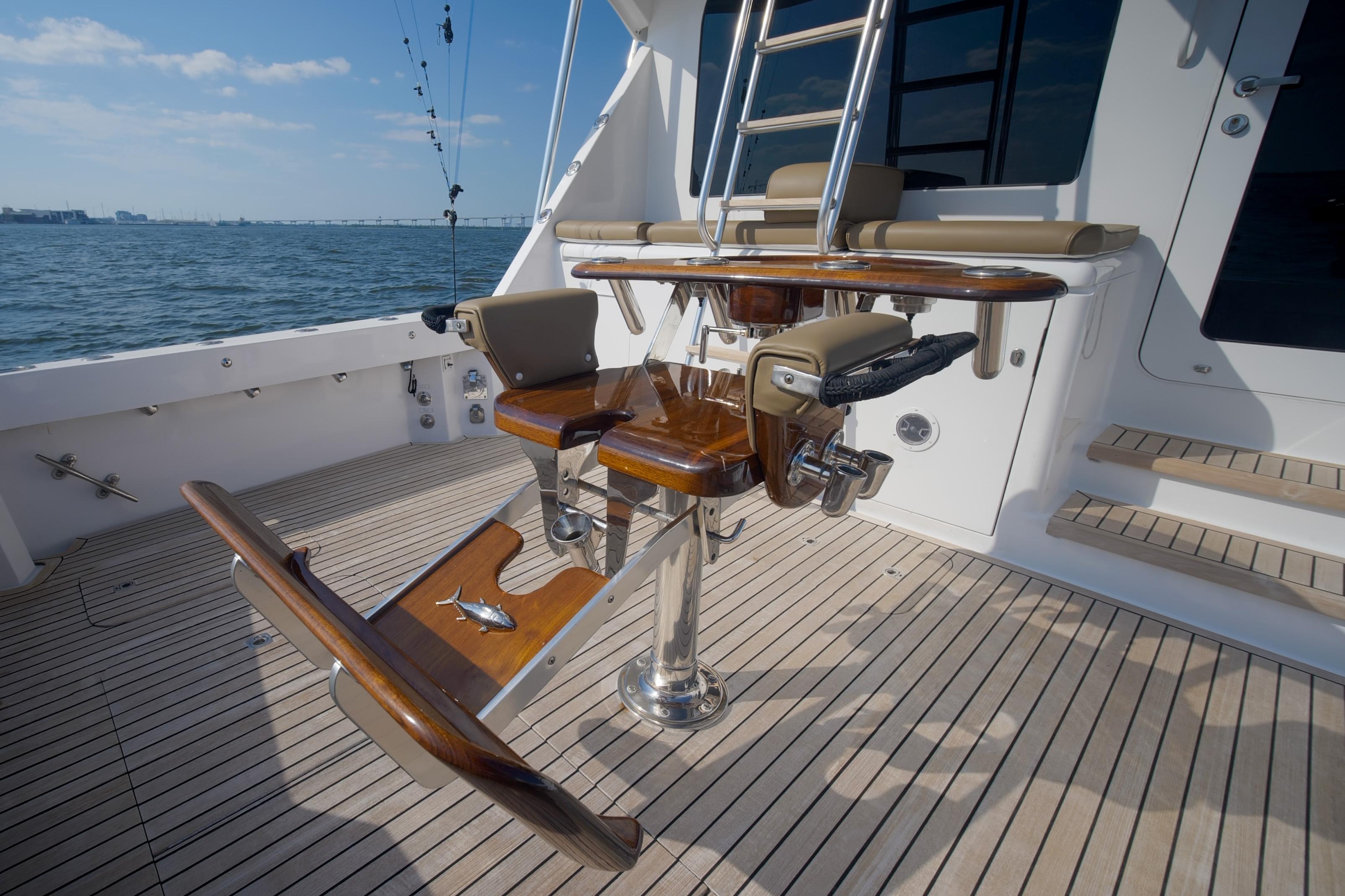 Hatteras 60 Reel Hook Up - Exterior Cockpit