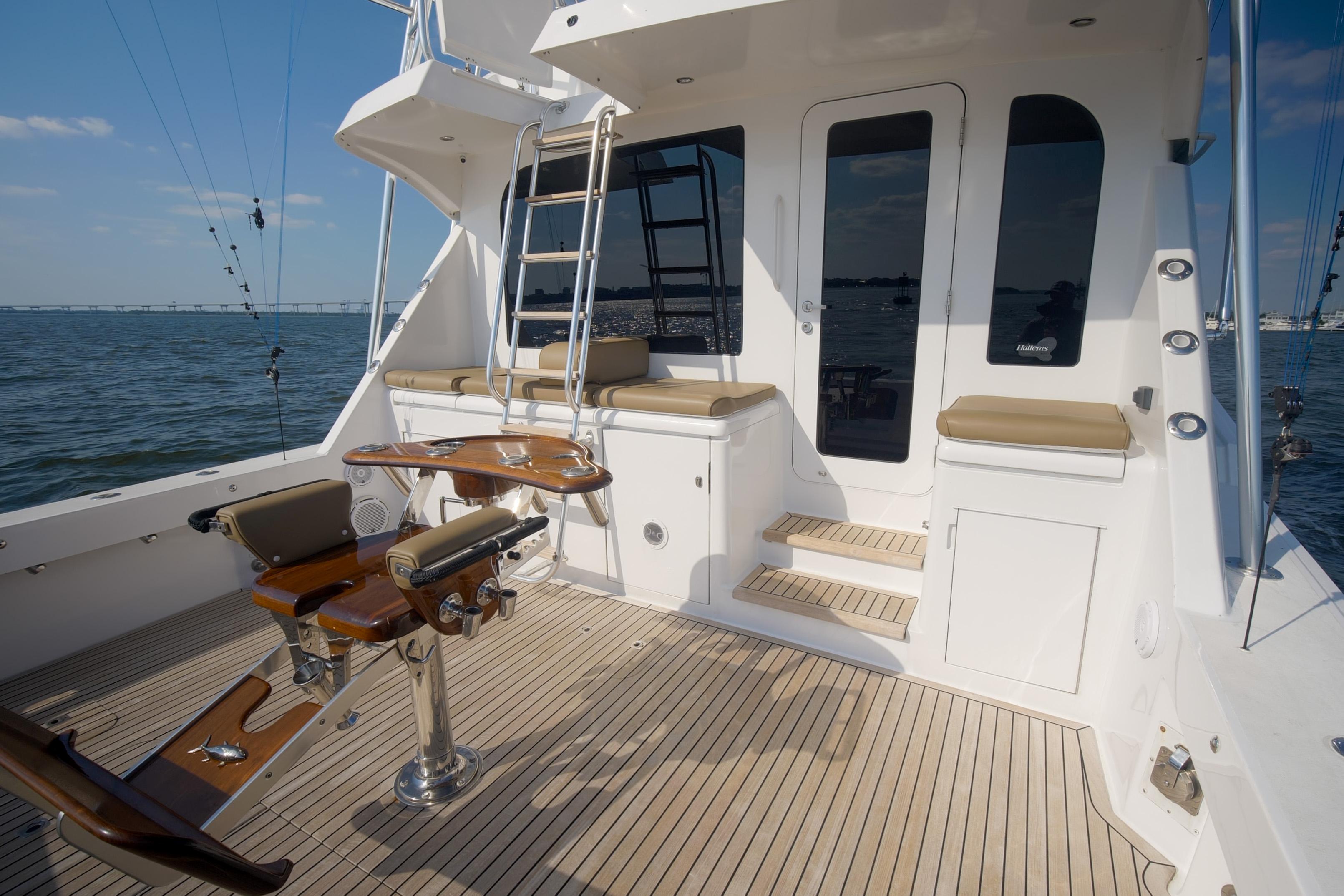 Hatteras 60 Reel Hook Up - Exterior Cockpit