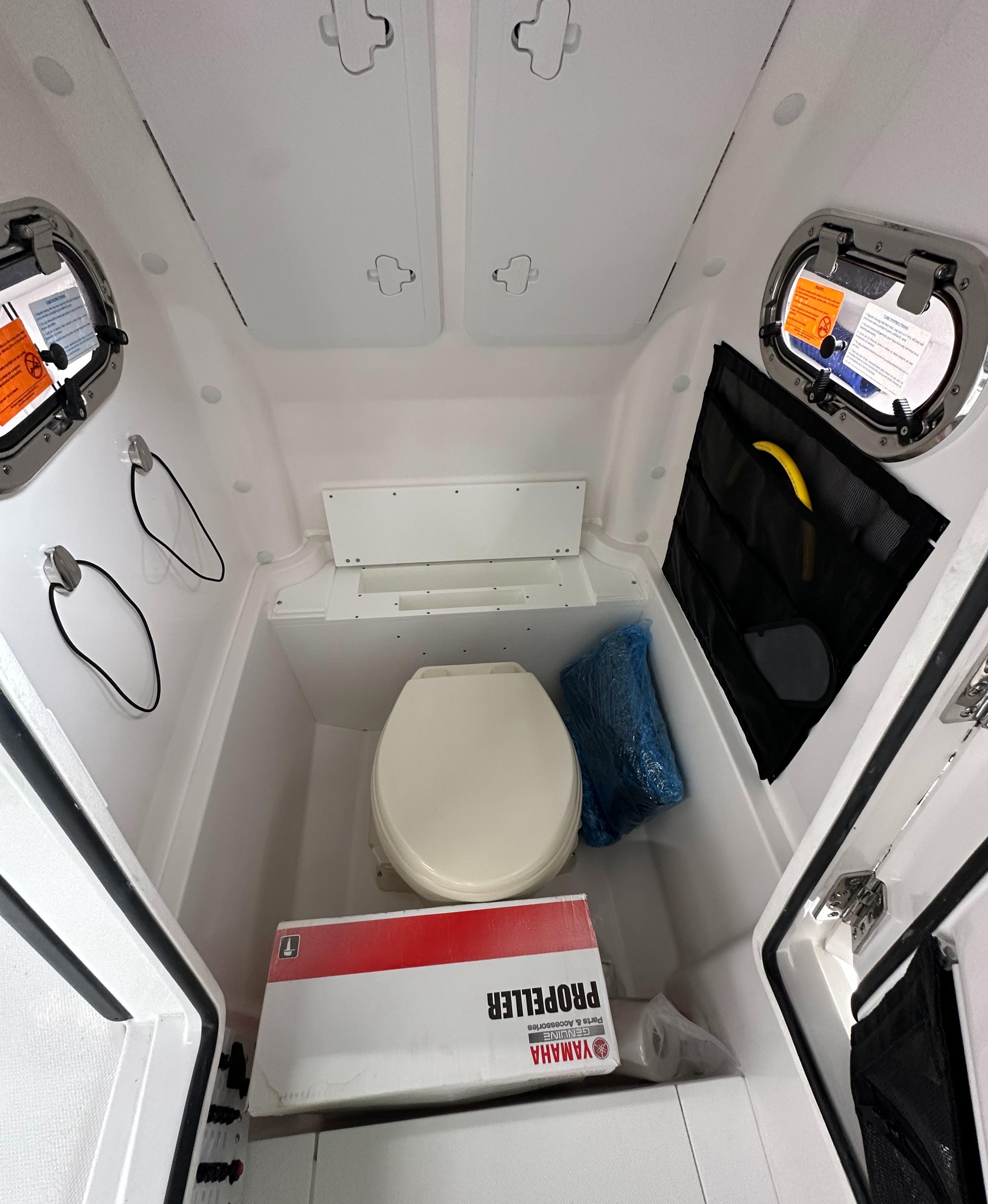 2025 Edgewater 230CC Center Console-32