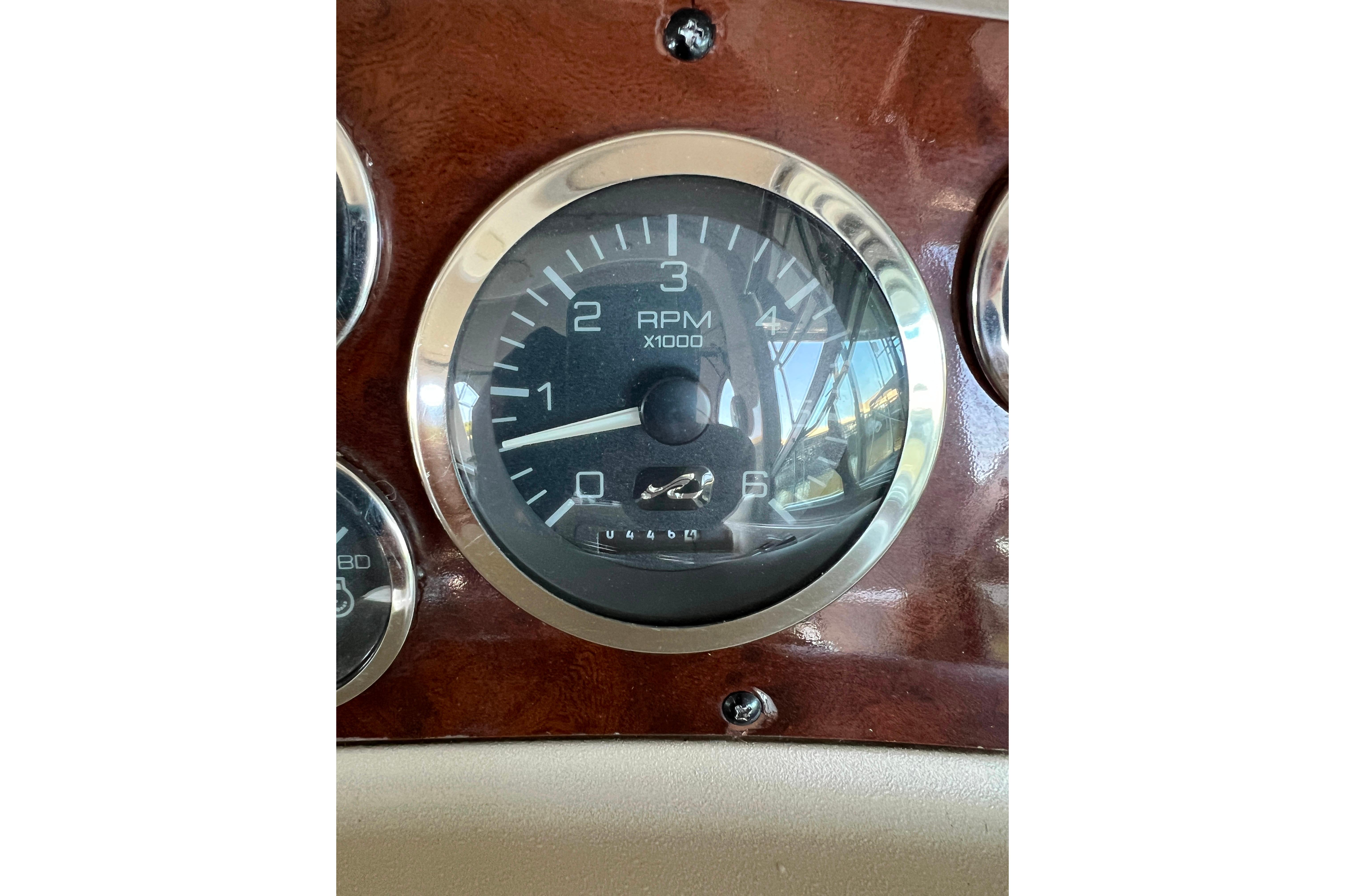 Tachometer of 1999 Sea Ray 290 Sundancer boat, displaying RPM gauge.