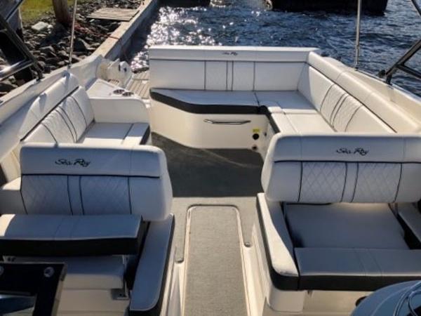 2015 Sea Ray boat for sale, model of the boat is 270 Sundeck & Image # 4 of 12
