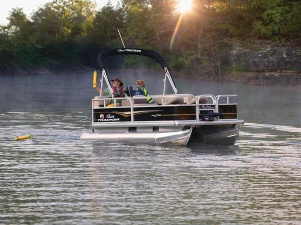 2022 Sun Tracker boat for sale, model of the boat is BASS BUGGY® 16 DLX & Image # 2 of 39