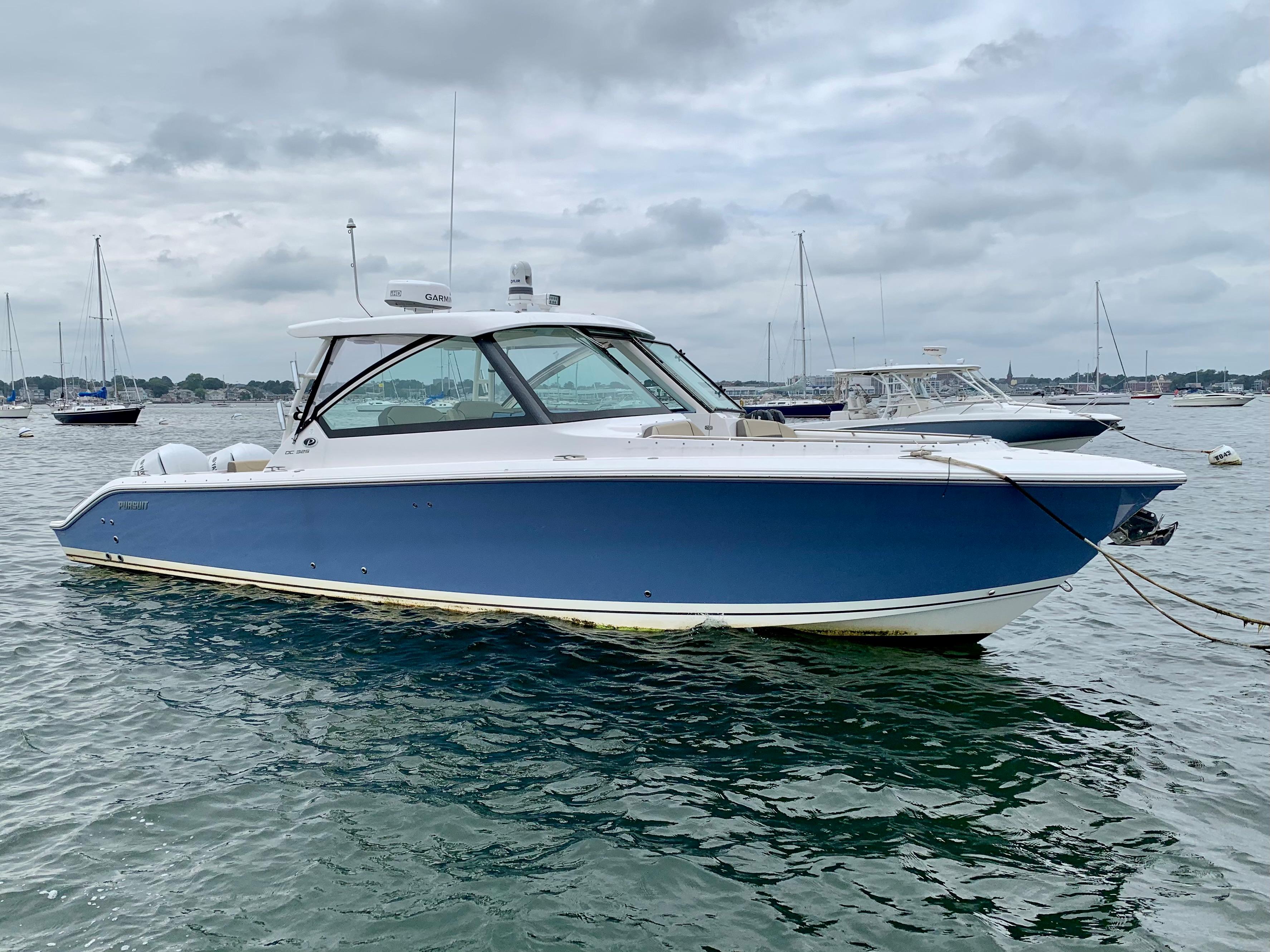 32 ft Pursuit 325 Dual Console Starboard