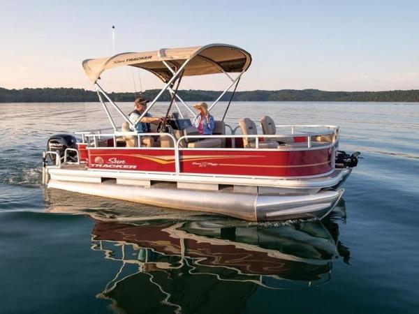 2022 Sun Tracker boat for sale, model of the boat is Bass Buggy® 18 DLX & Image # 1 of 48