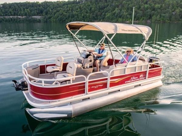 2022 Sun Tracker boat for sale, model of the boat is Bass Buggy® 18 DLX & Image # 3 of 48