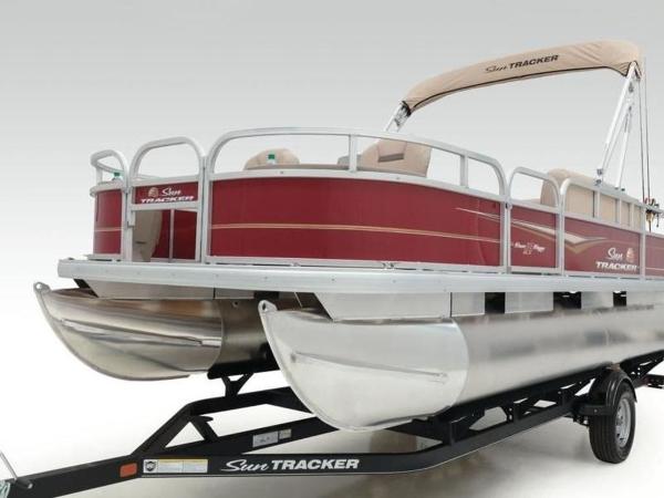 2022 Sun Tracker boat for sale, model of the boat is Bass Buggy® 18 DLX & Image # 4 of 48