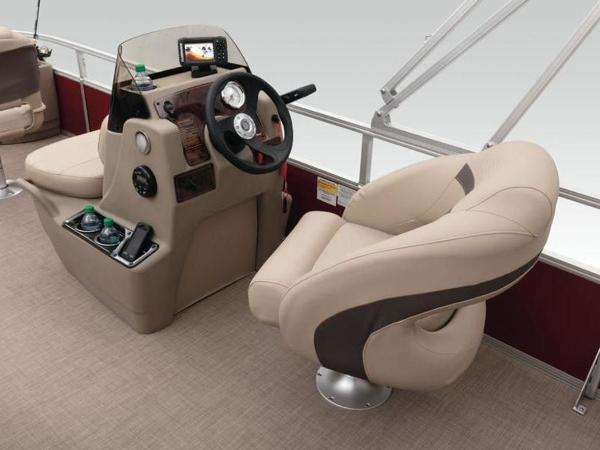 2022 Sun Tracker boat for sale, model of the boat is Bass Buggy® 18 DLX & Image # 45 of 48