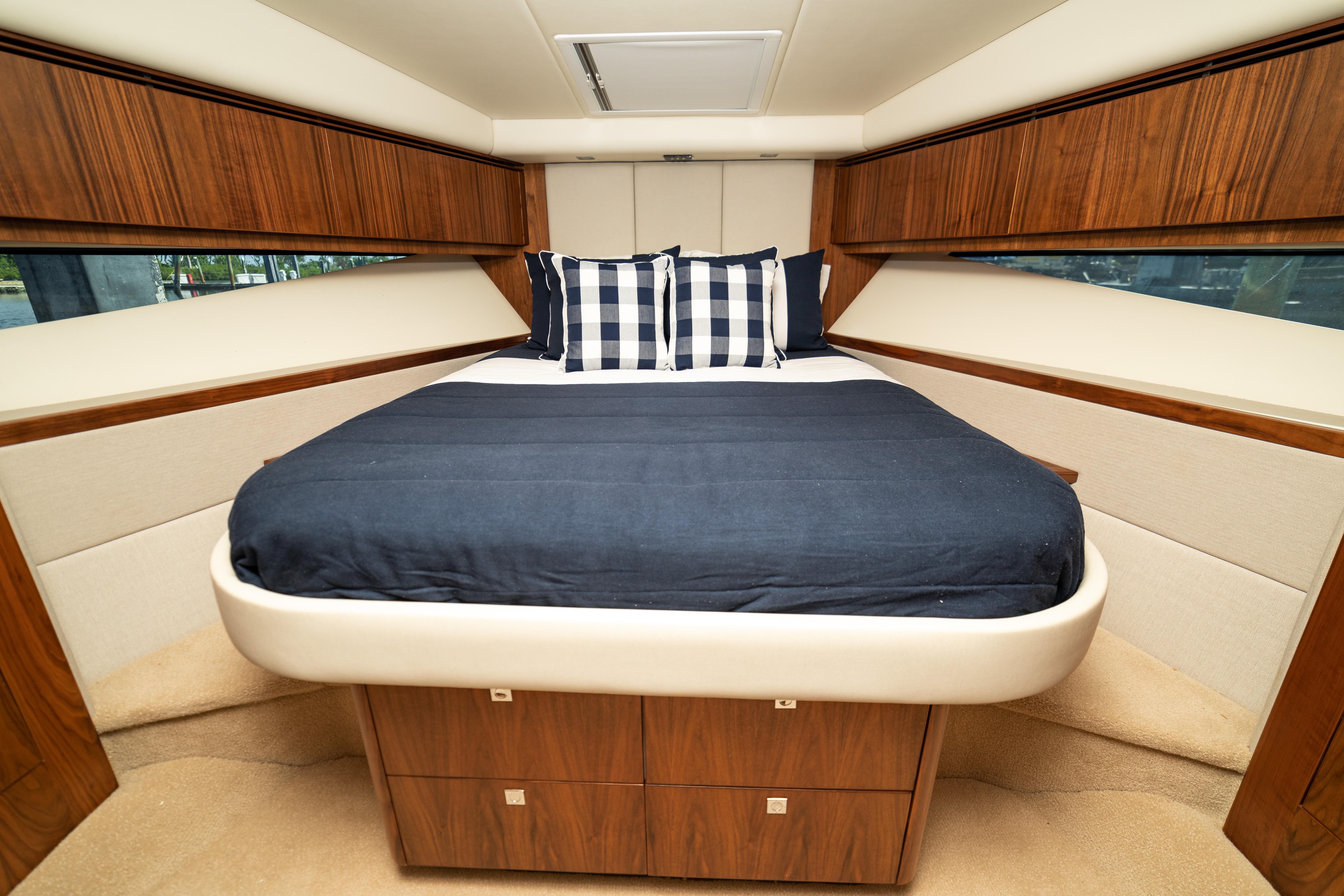 2017 Riviera 4800 sport yacht