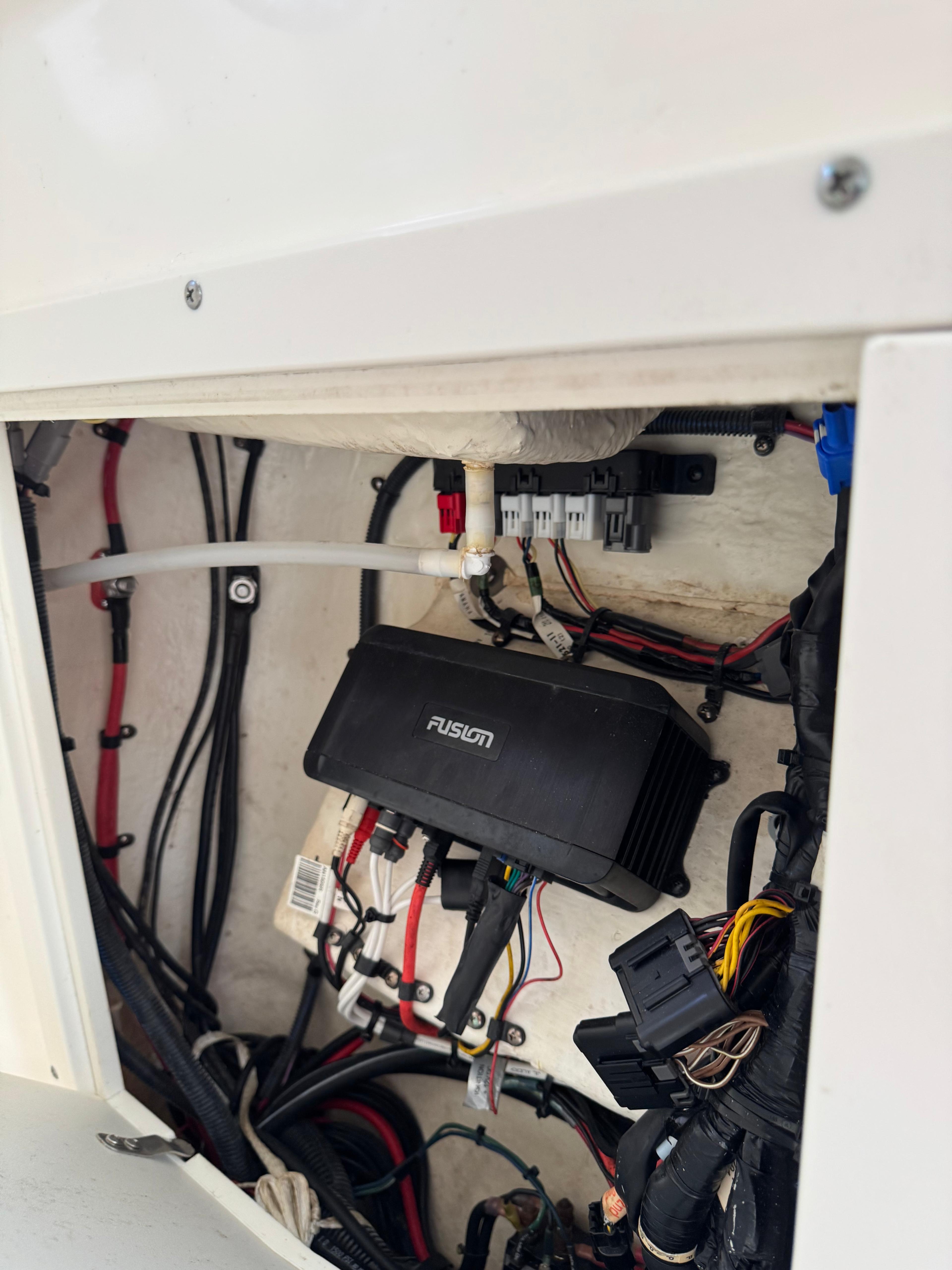 2018-key-west-billistic-281-center-console-power-9744554-20250402075641406-1_XLARGE