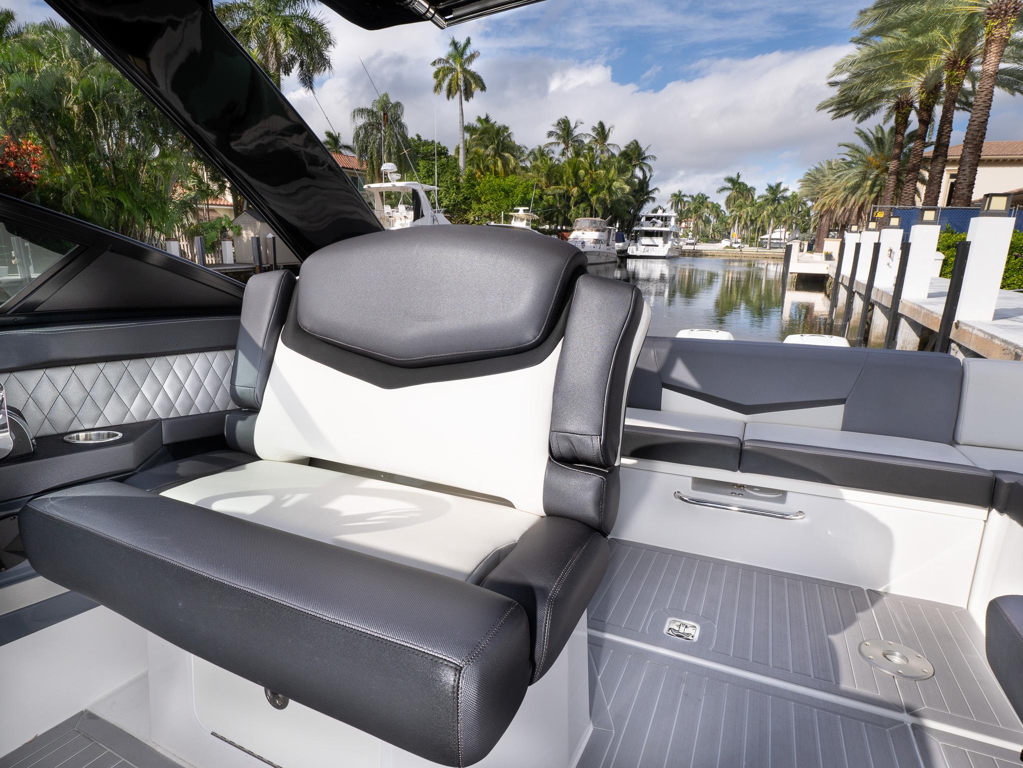 2021 cruiser yachts 338 cx