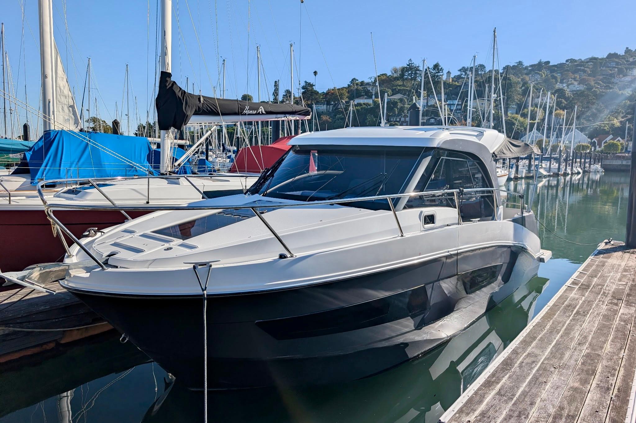 2021 29' Beneteau Antares 9