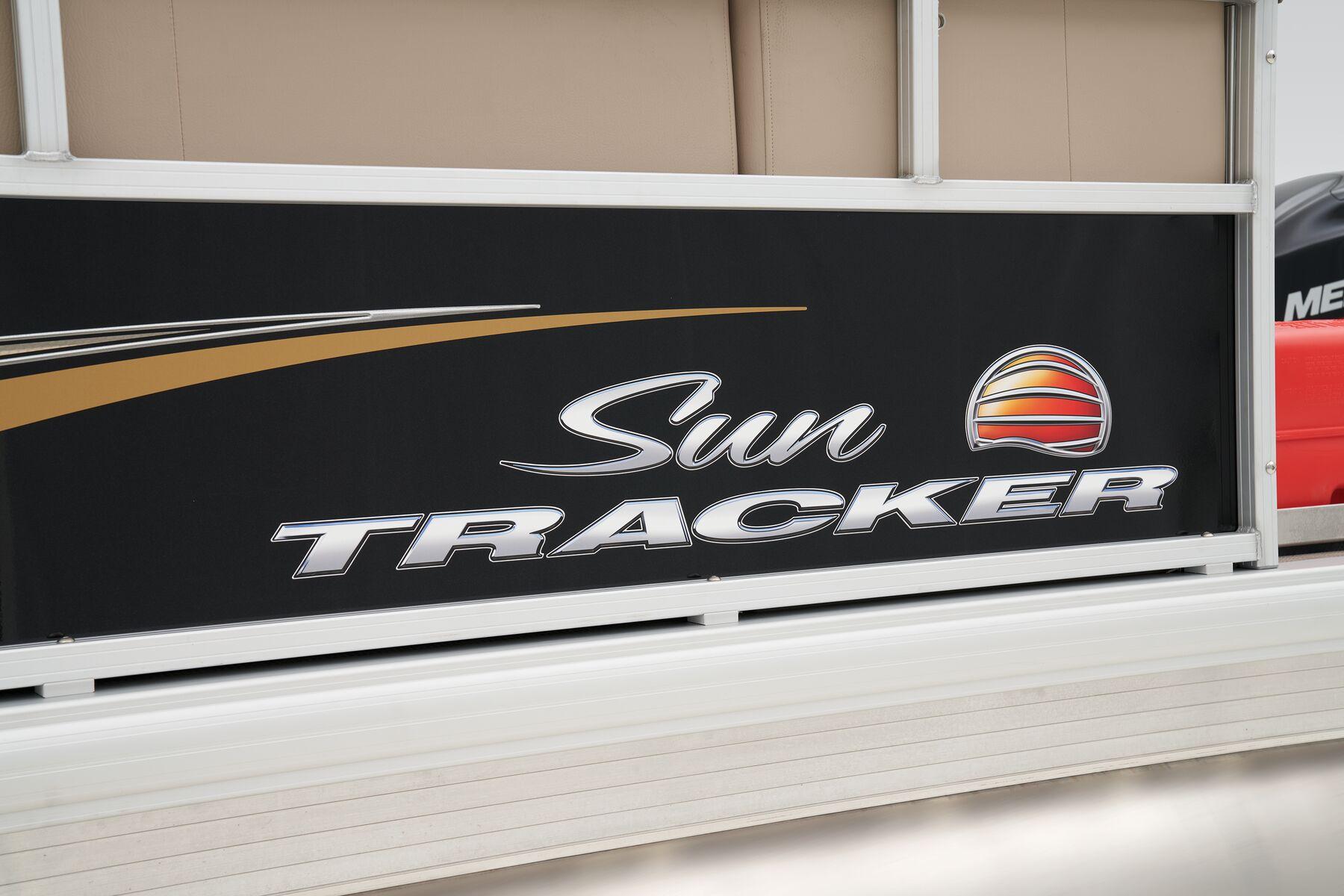 2025 Sun Tracker Party Barge 16 DLX Gallery