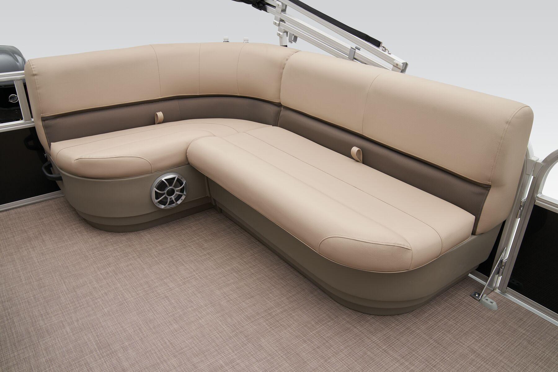 2025 Sun Tracker Party Barge 16 DLX Gallery